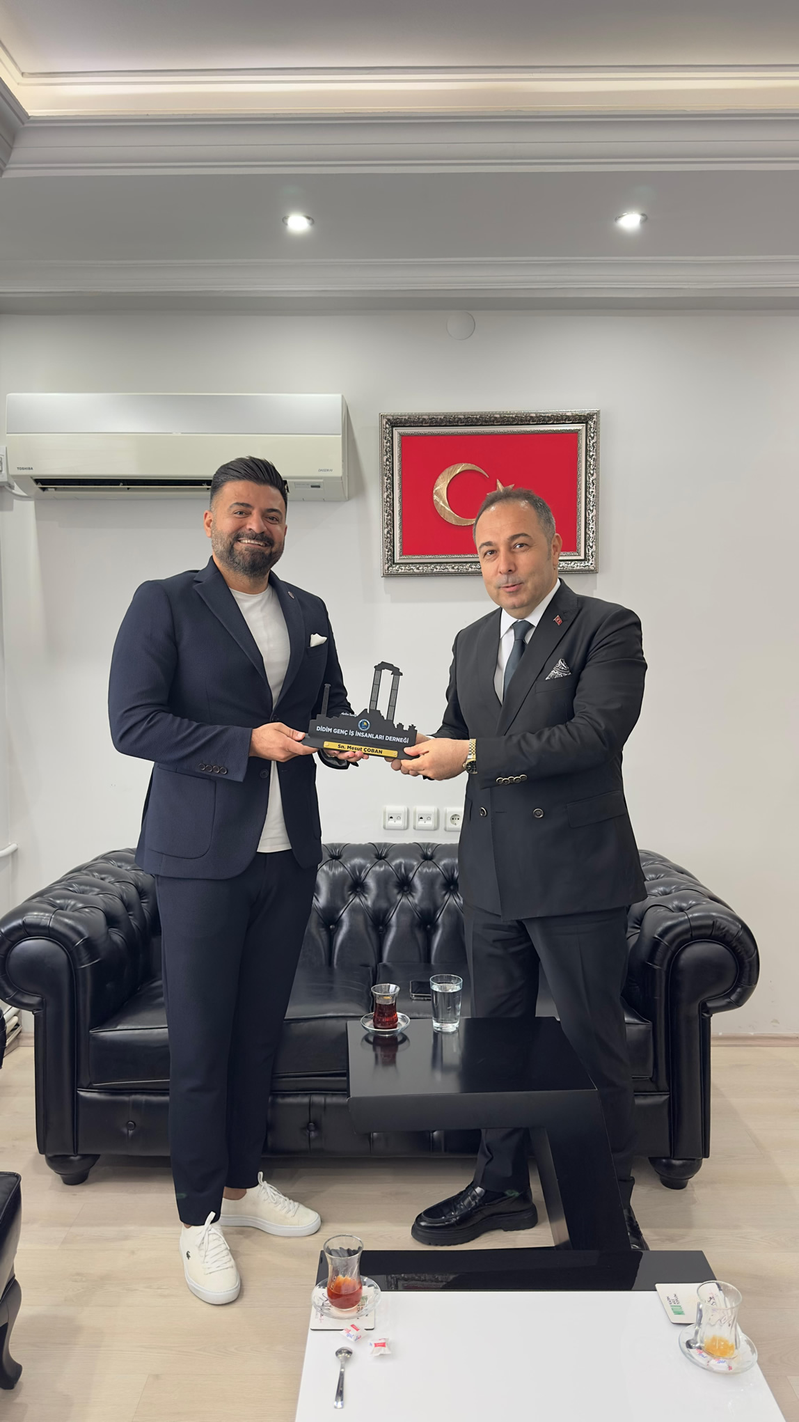 Digiadtan Yeni Kaymakama Ziyaret 587959 13085F2Ae29403D8074367A350D806E6