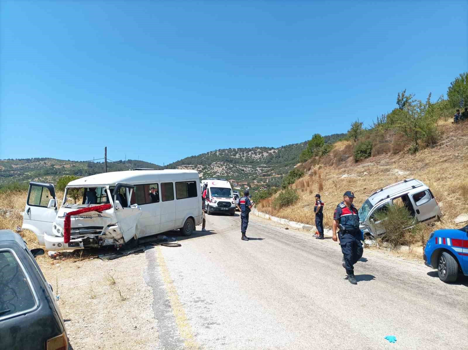 Incir Iscilerini Tasiyan Minibus Ticari Arac Ile Carpisti 3U Agir 8 Yarali 1Adadd6D43B7B565F9C1F050401E6124