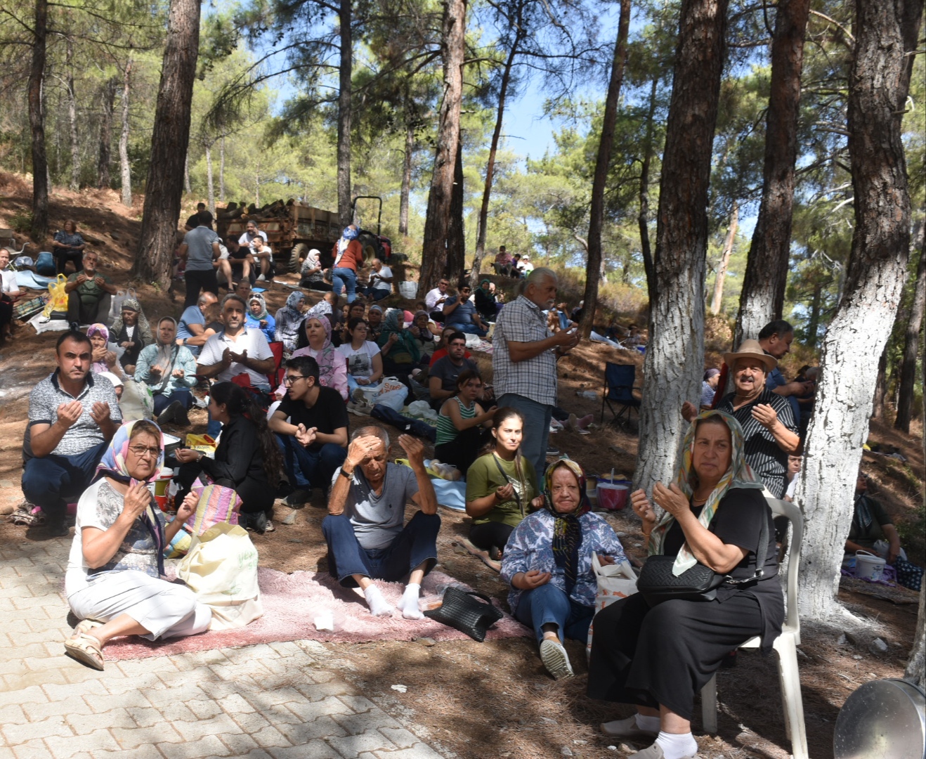 Karacasuda Dedebag Keskek Hayri Yogun Katilimla Yapildi 40 Kazan Keskek Icin Metrelerce Kuyruk Olustu 595486 244F513B18B7Ab95916D239F1B1157F0