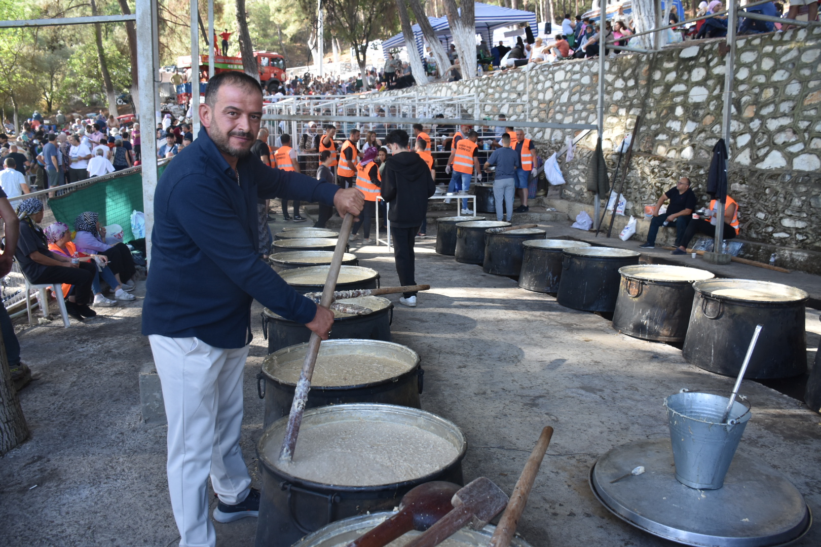 Karacasuda Dedebag Keskek Hayri Yogun Katilimla Yapildi 40 Kazan Keskek Icin Metrelerce Kuyruk Olustu 595486 9C6Fa29348A7E6365E869B5058366D3B