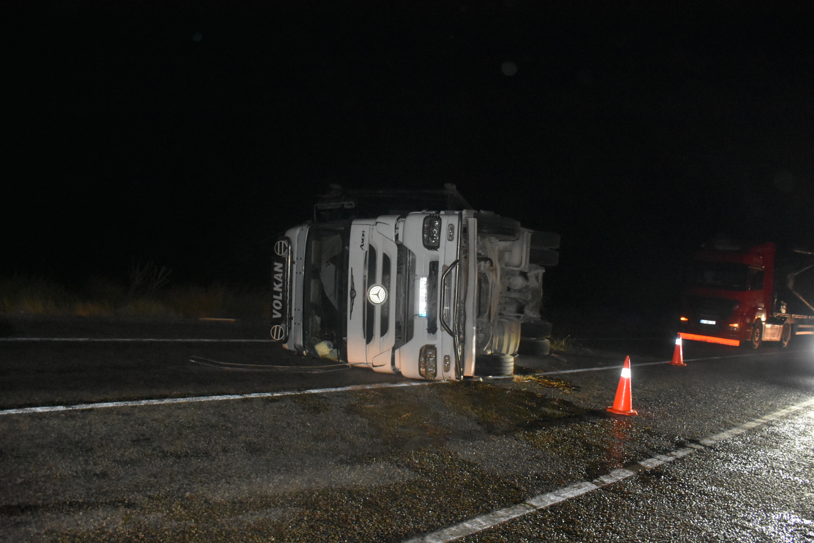 Karacasuda Kule Vinci Tasiyan Tir Devrildi 588291 E46Edeecdf6331Feb4A2969C1B8814E7