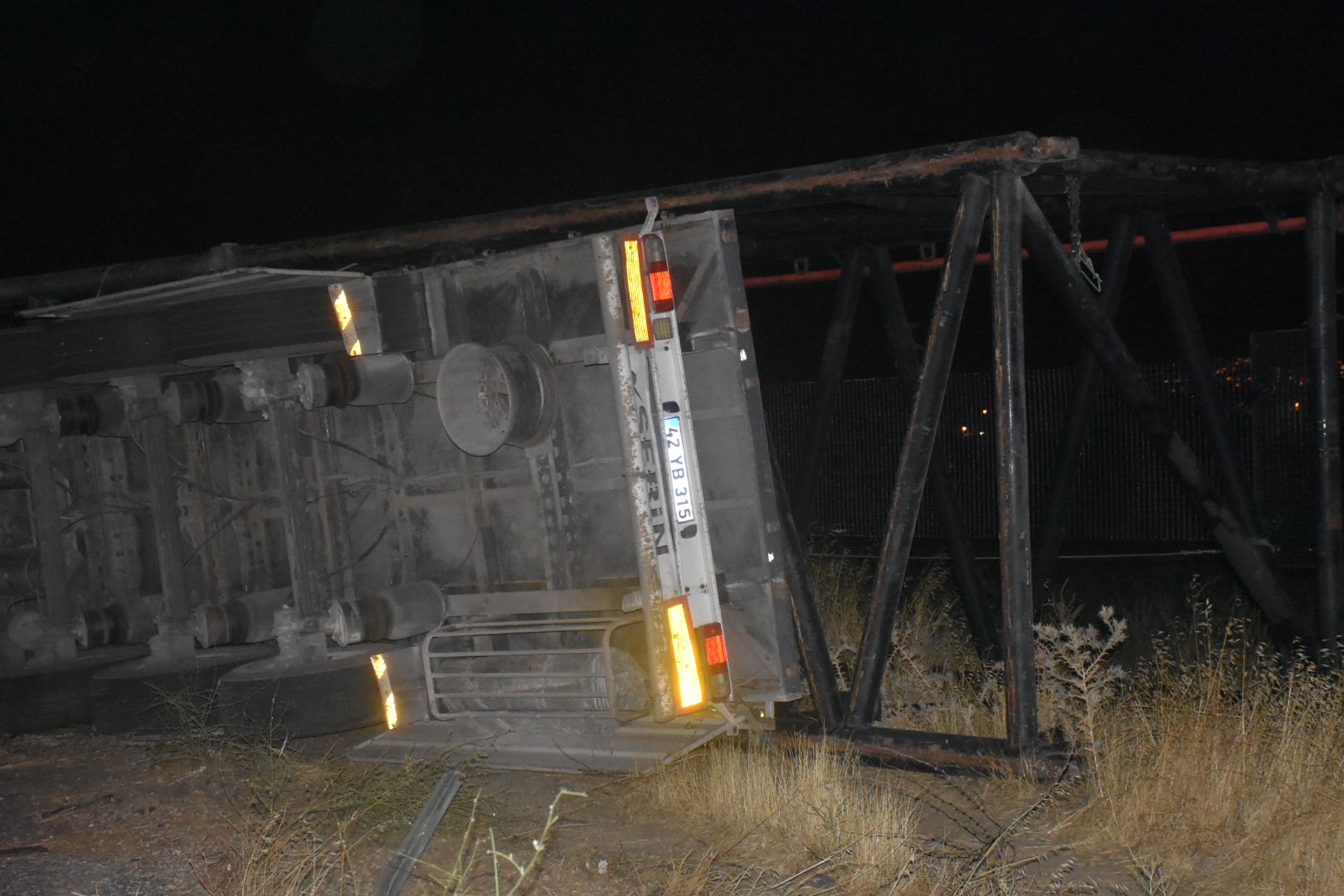 Karacasuda Kule Vinci Tasiyan Tir Devrildi 588291 F885524Fbe592Daa664685F44C147E6A