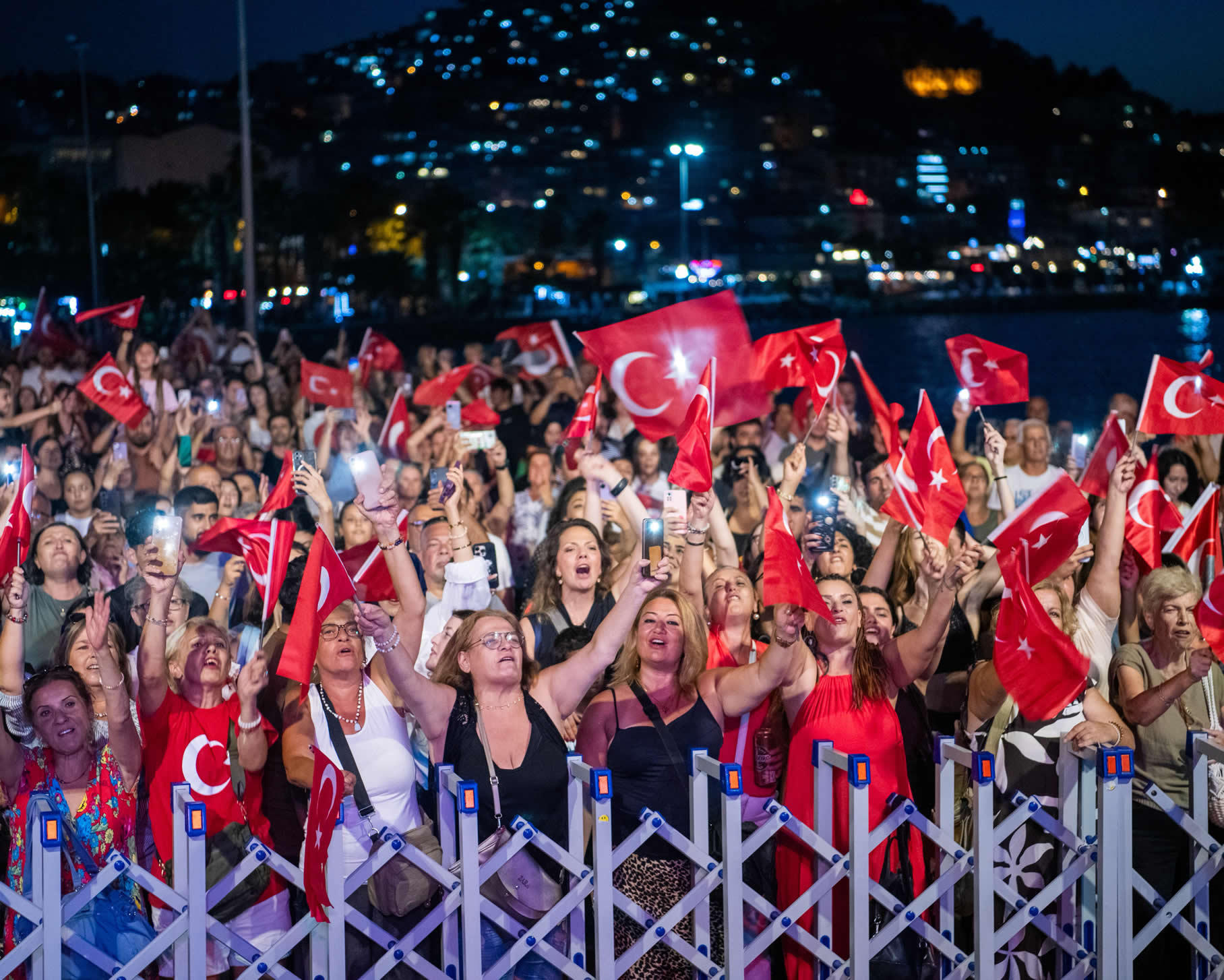 Kusadasinda Zafer Coskusu Senforock Orkestrasi Konseriyle Katlandi 595380 3744E322C34E7A9D71C6Ed86719Bbc66