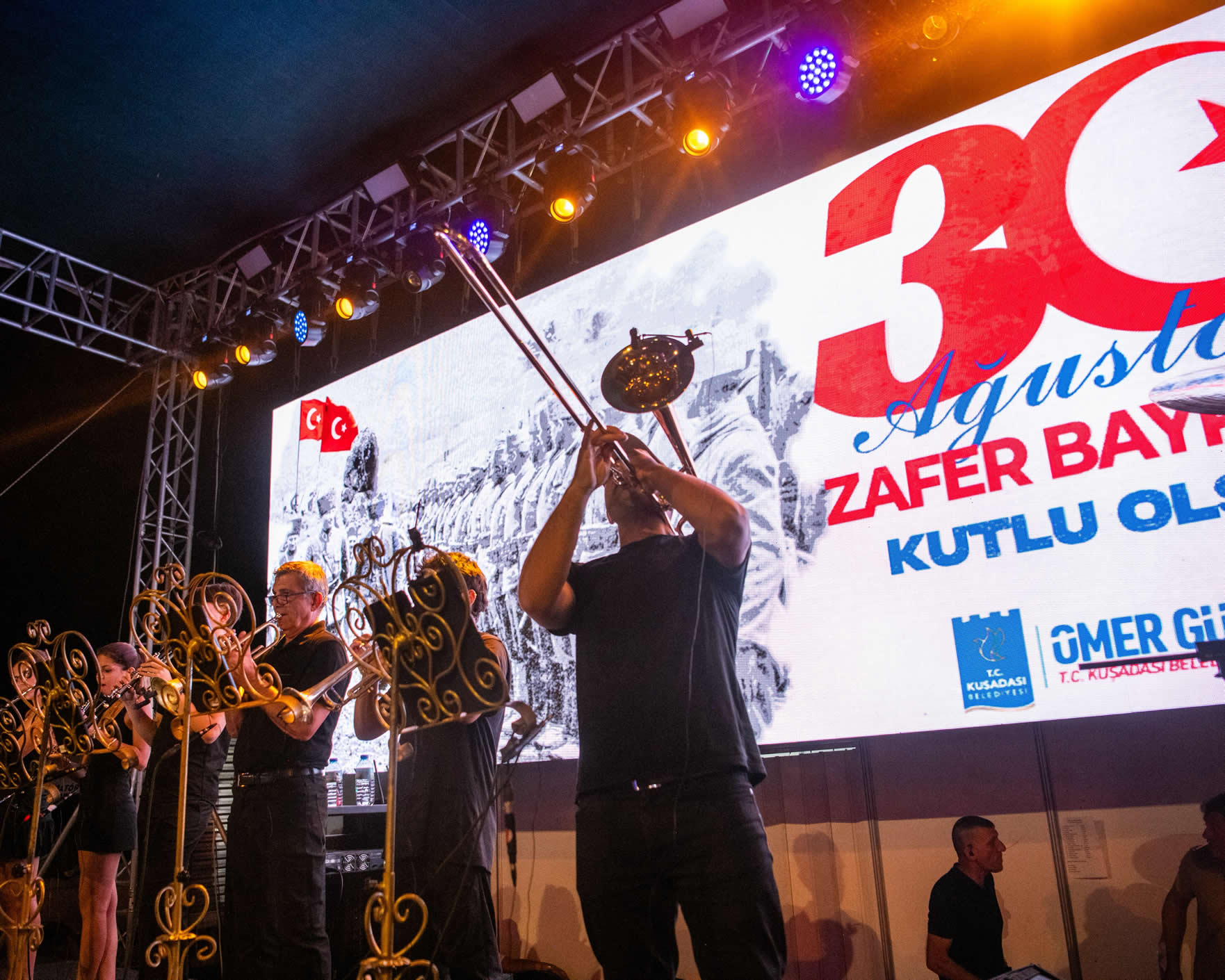 Kusadasinda Zafer Coskusu Senforock Orkestrasi Konseriyle Katlandi 595380 402B77C59822D8Cfc6620Cbeecd94A0C