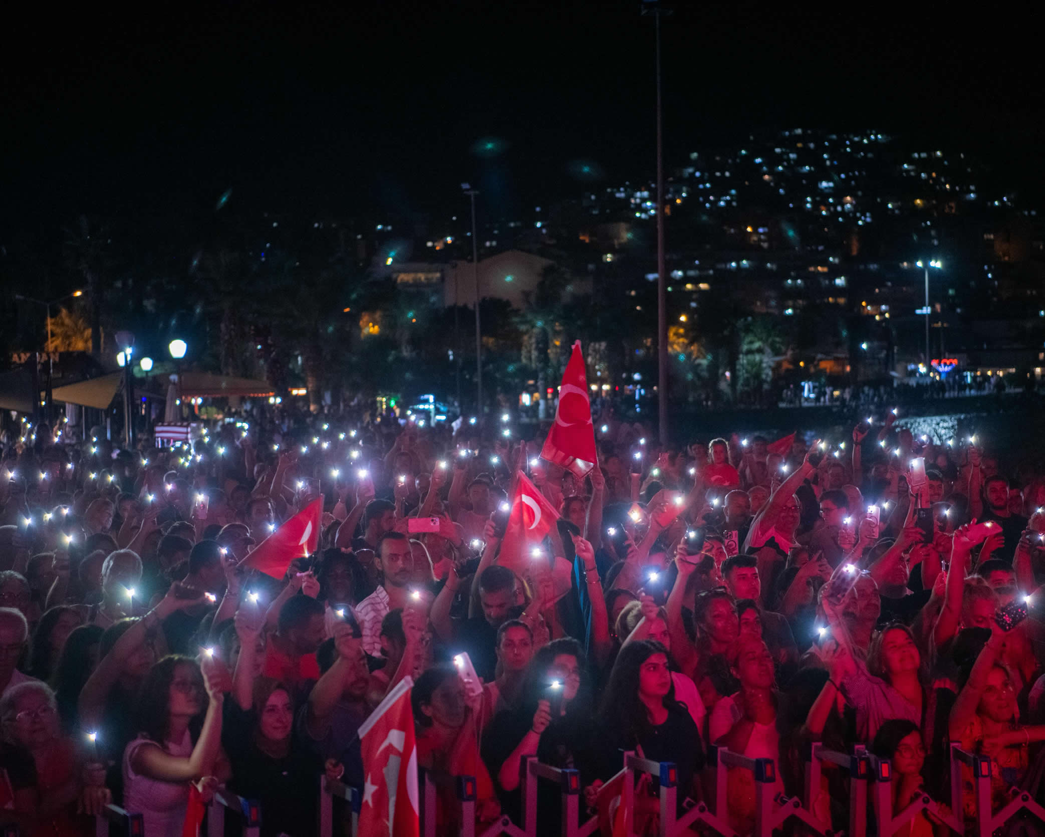 Kusadasinda Zafer Coskusu Senforock Orkestrasi Konseriyle Katlandi 595380 9F3736Acfee0561B2069Fb385C13A973