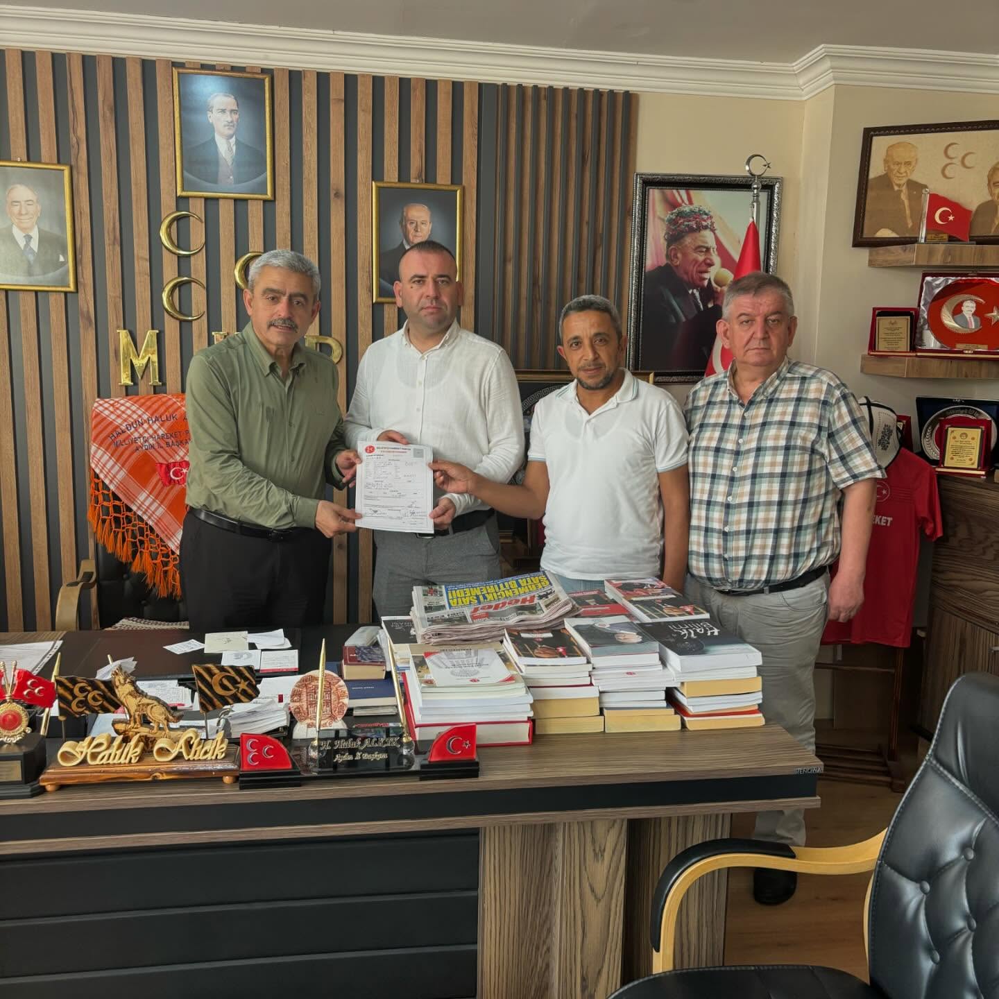 Mhp Ailesi Buyuyor Baskan Alicik Rozet Takti 591008 5B3F90Aab470A110Cc71541F75D613Dc