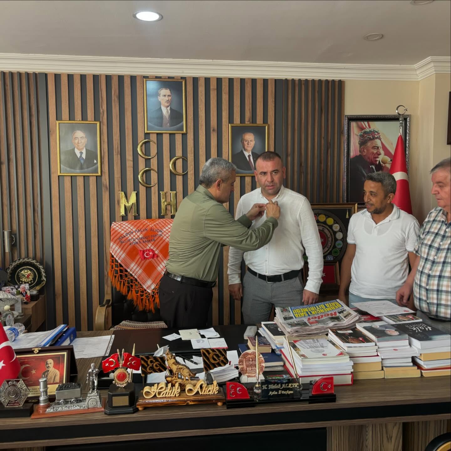 Mhp Ailesi Buyuyor Baskan Alicik Rozet Takti 591008 Aa64E09518Dfe41F16717Ecfd9F8724F