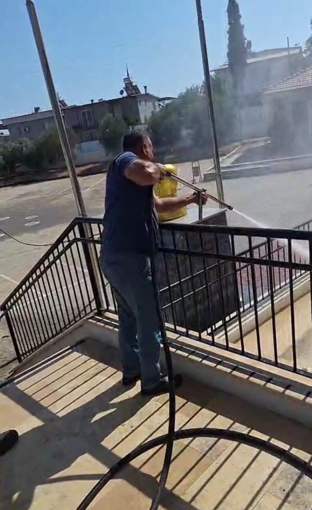 Muhtar Belediye Ekipleriyle Birlikte Okulu Temizledi 595238 Ed47B553447A0C7D5Ac370Fa6D459Fbf