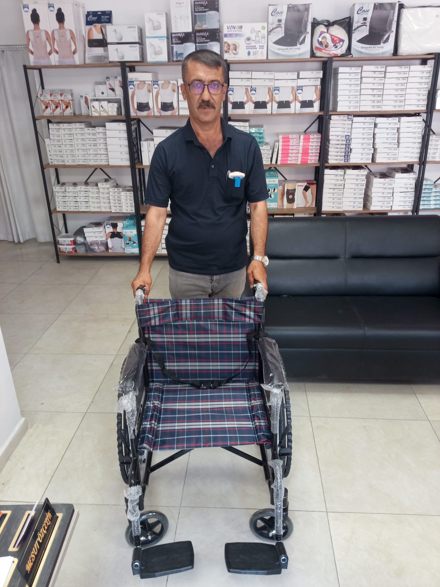 Muhtara Helal Olsun Dedi Sandalye Bagisladi 588302 7144A8Dd2F02E125Bc5A069F4E74261C