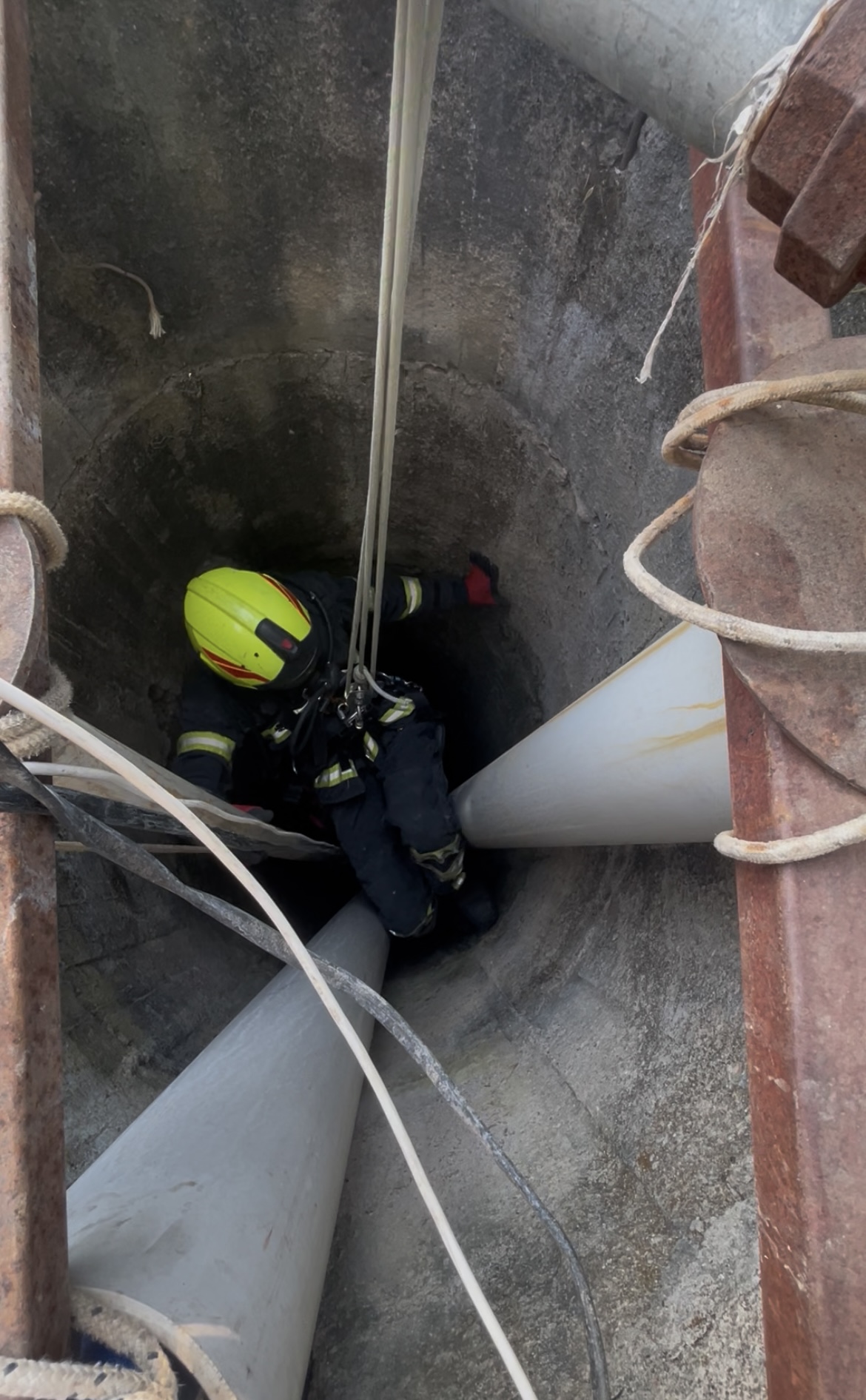 Nazillide Nefes Kesen Operasyon 20 Metrelik Kuyudan Sag Cikarildi 589014 95F24034B0D2A3C9F291967B8Ff8E844