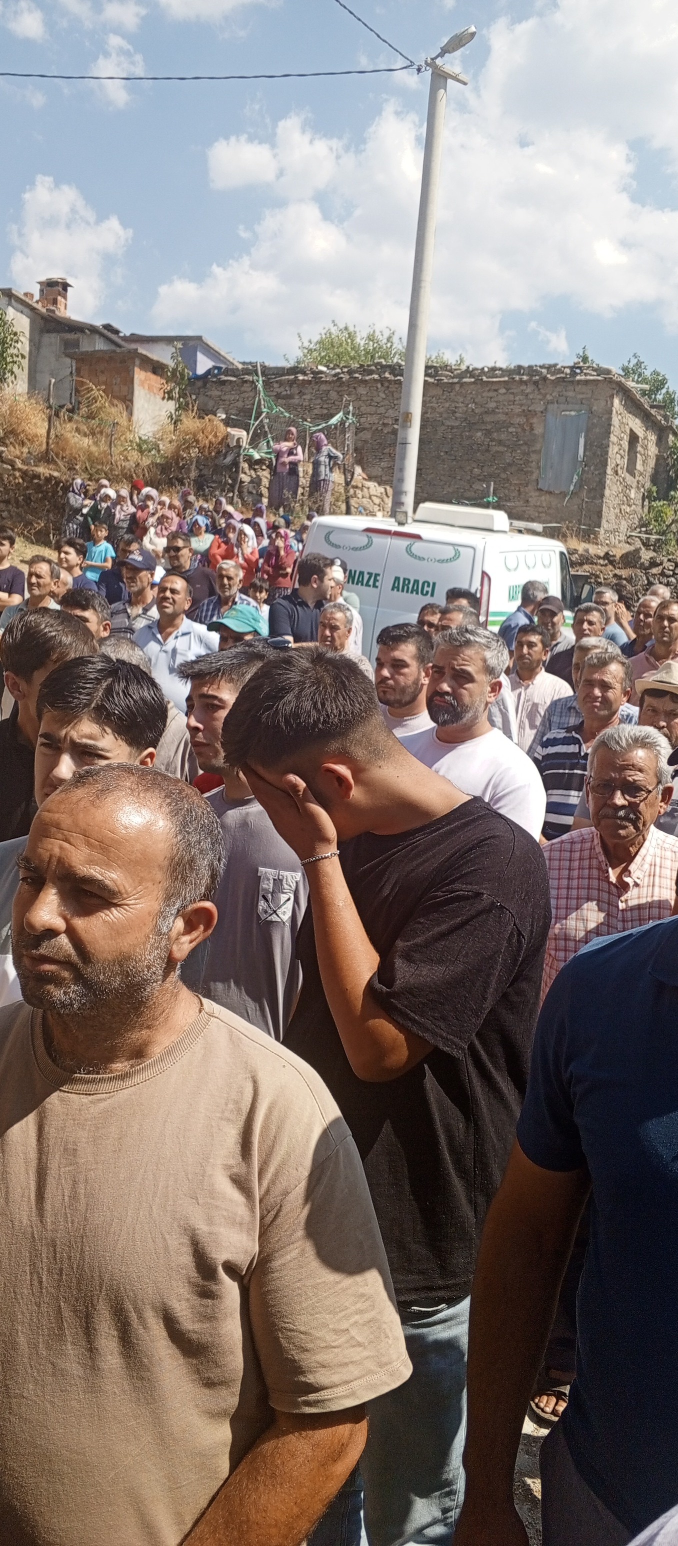 Oltasinin Pesinden Gitti Canindan Oldu Bogularak Olen Genc Berbere Veda 591201 5372Fc6F0227D4Cb8Ad86A4Ca577Fd04