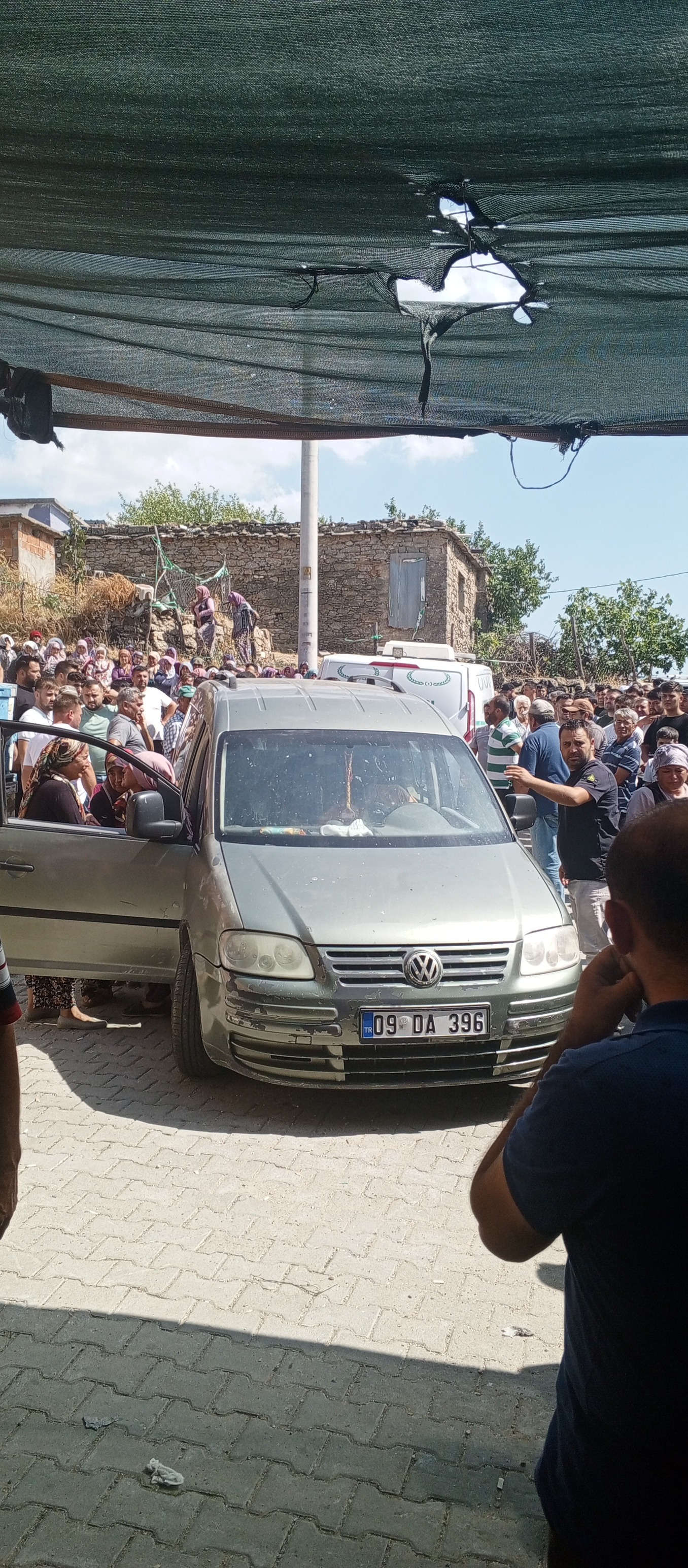 Oltasinin Pesinden Gitti Canindan Oldu Bogularak Olen Genc Berbere Veda 591201 66Fc7F0518E1398028961C1C4Dd7274C