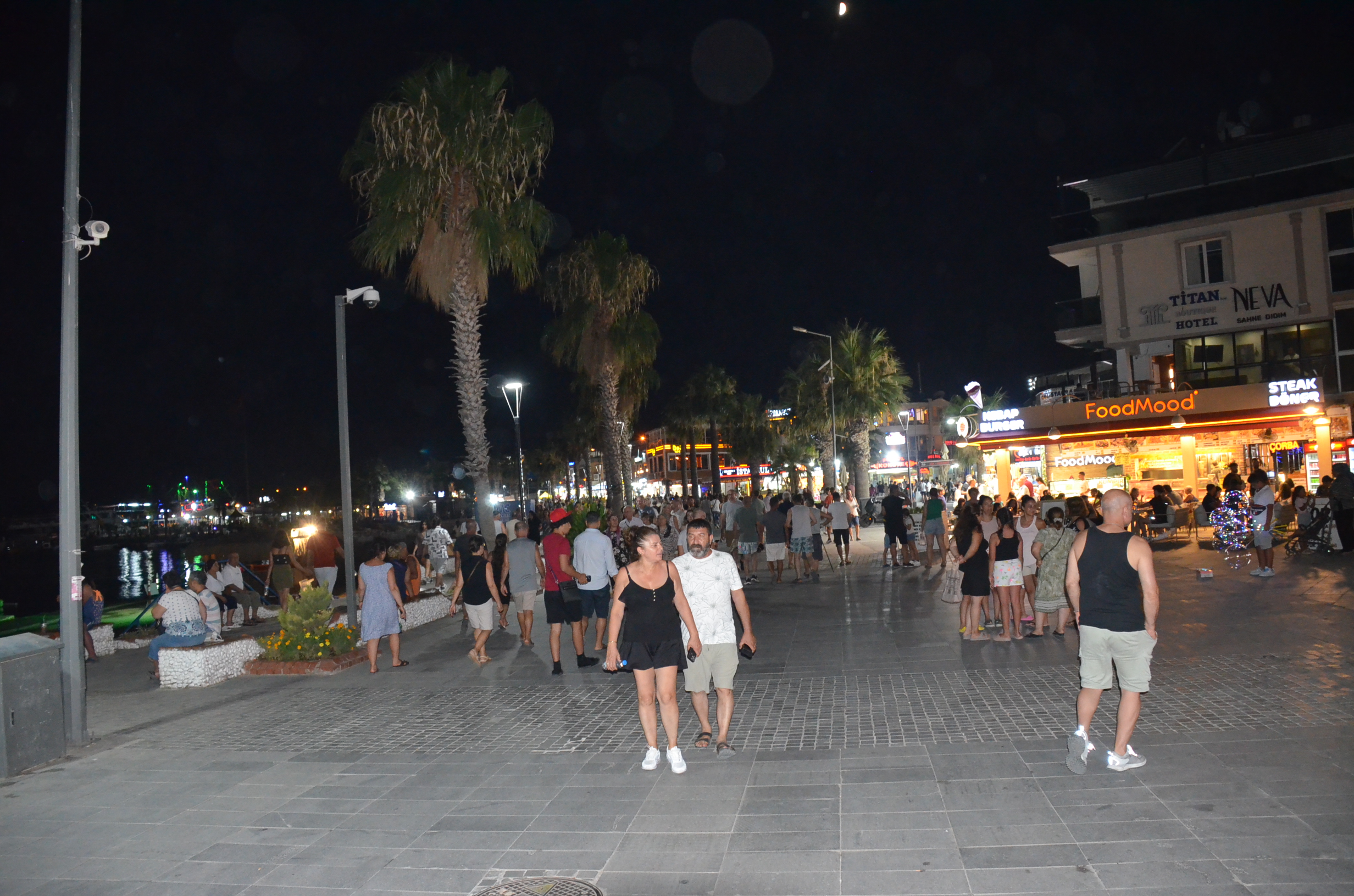 Yali Caddesi Sicak Gecelerde Herkesin Ortak Tercihi 588130 Af5D2D43Aefba9D1B59Aa463A220179E