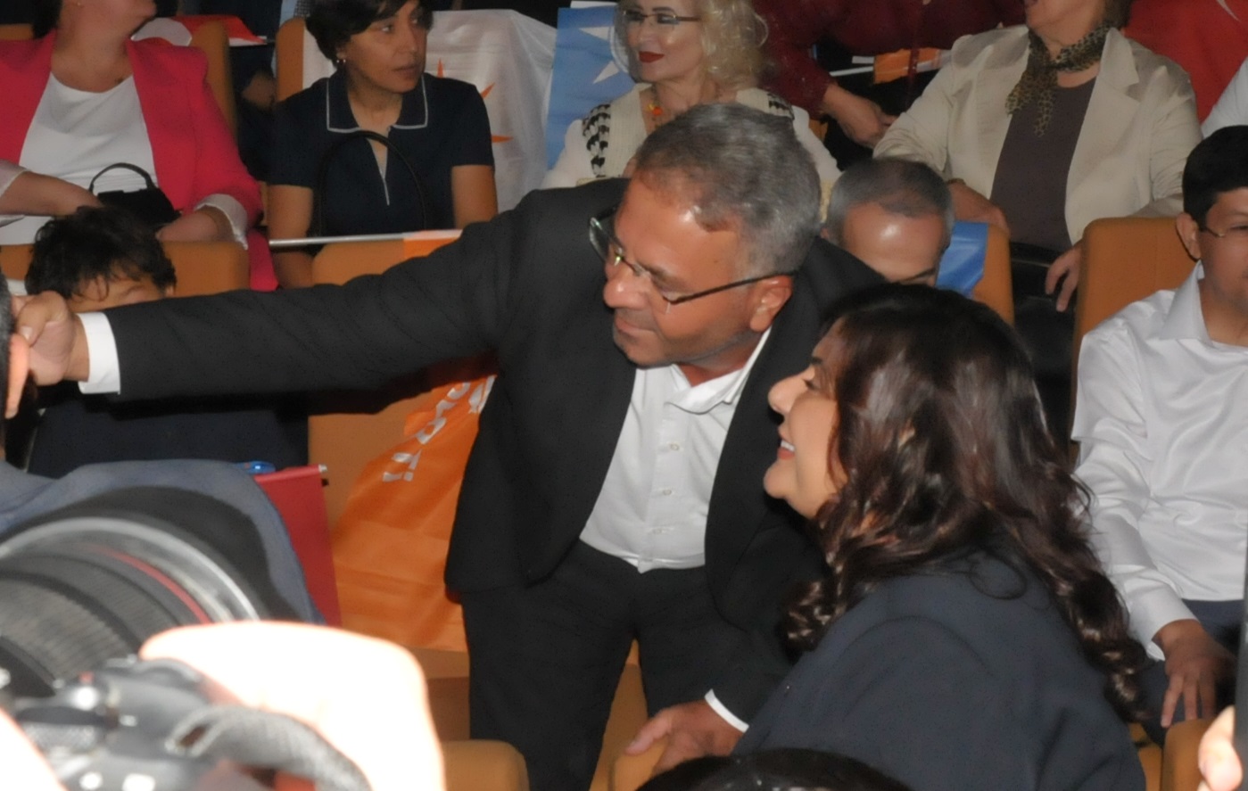 Aydin Ak Parti Cercioglunu Bagrina Basti 602747 44A82D4F8A4E187C559D9376C105816A