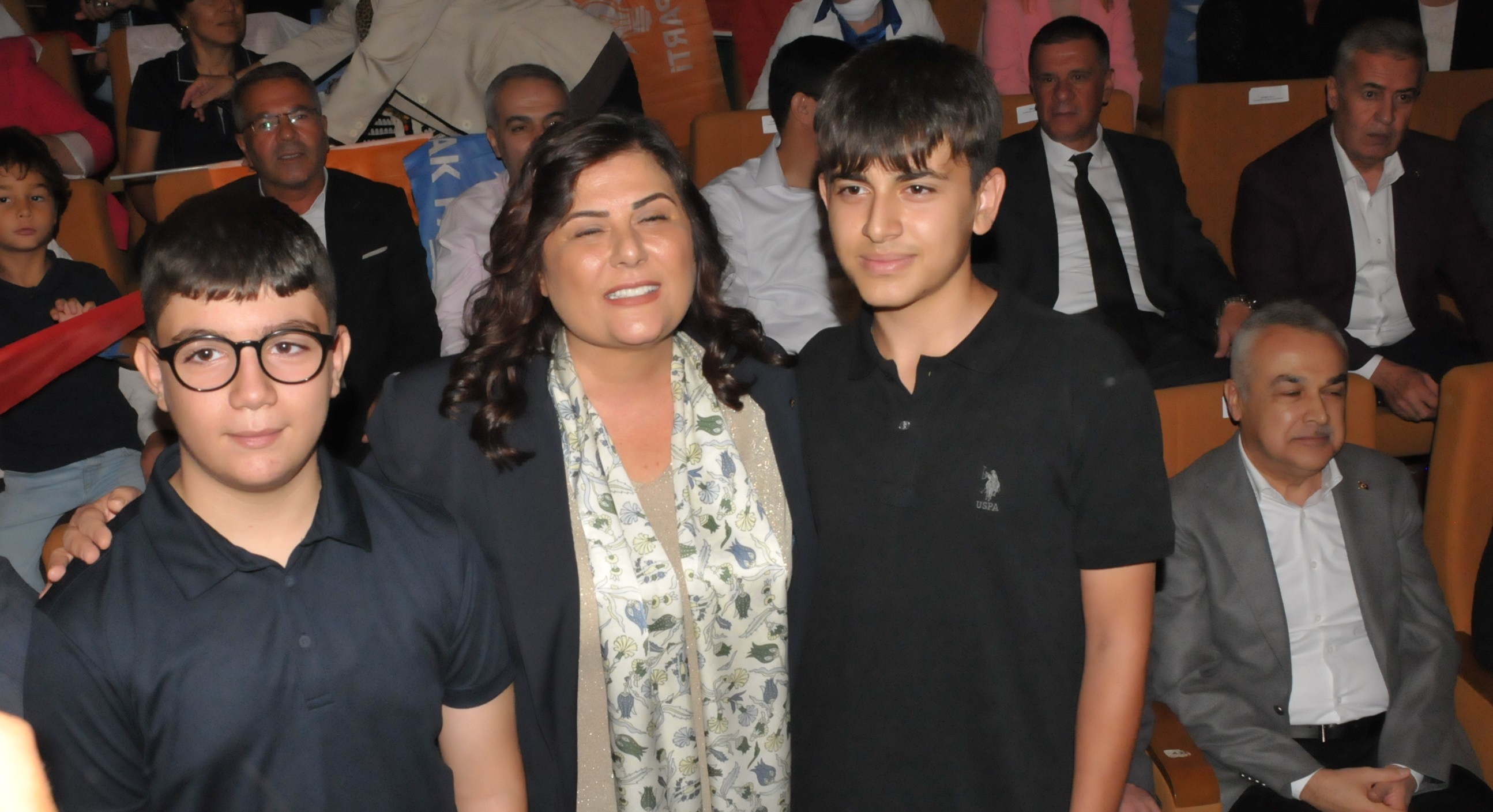 Aydin Ak Parti Cercioglunu Bagrina Basti 602747 499Dcab68C0D1746F4A502640439C961