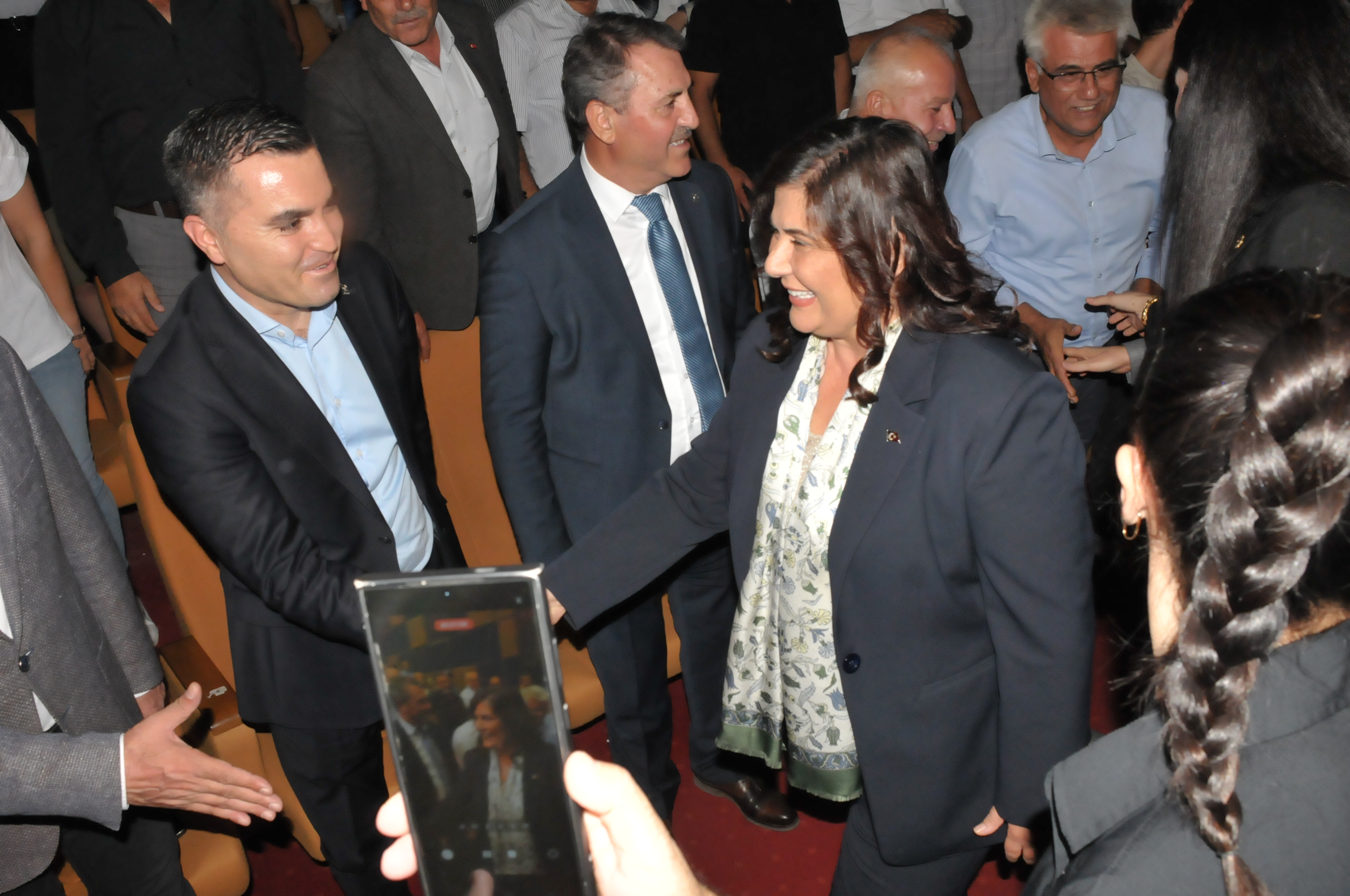 Aydin Ak Parti Cercioglunu Bagrina Basti 602747 D8C4503A213997Aed5A9B7057C2E6525