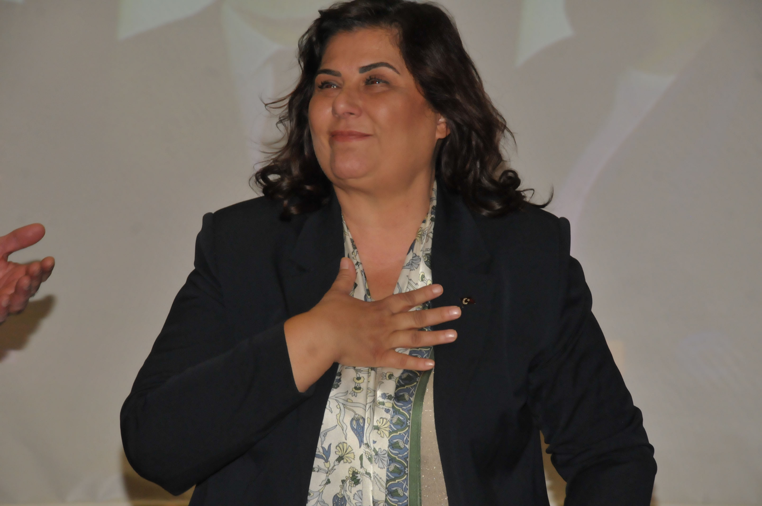 Aydin Ak Parti Cercioglunu Bagrina Basti 602747 F5A2323668109E3B9D02458E4263F6Fd