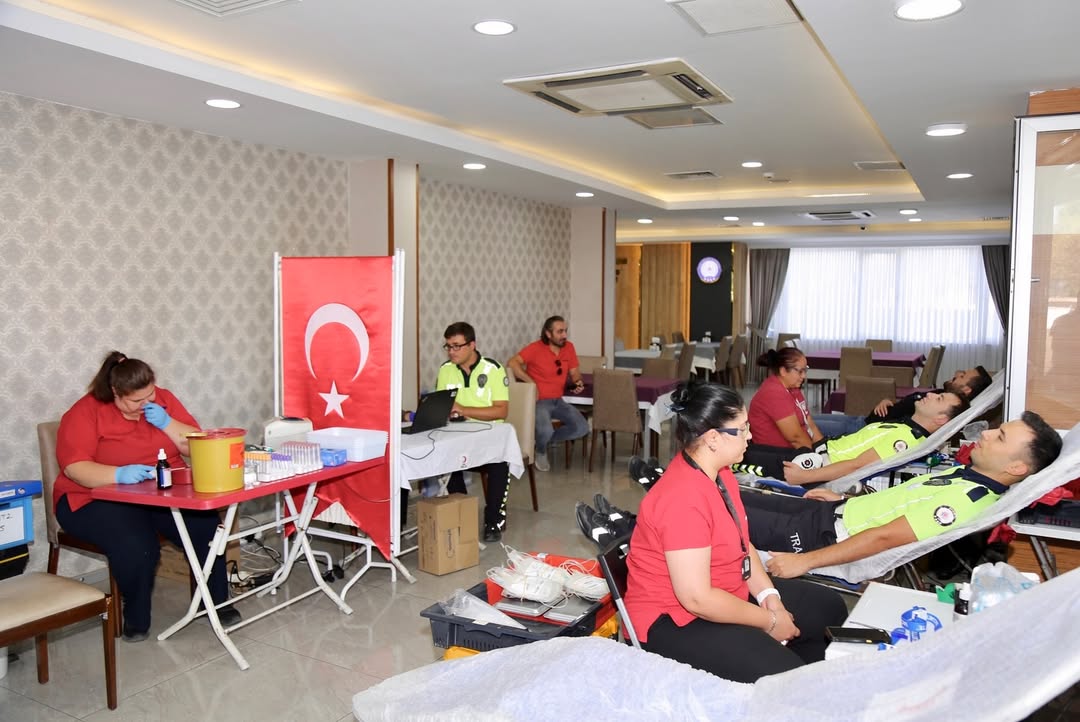 Aydin Polisi Kan Bagisladi 600730 0171B61F86Ff9C88Bcfa70594459Ea55