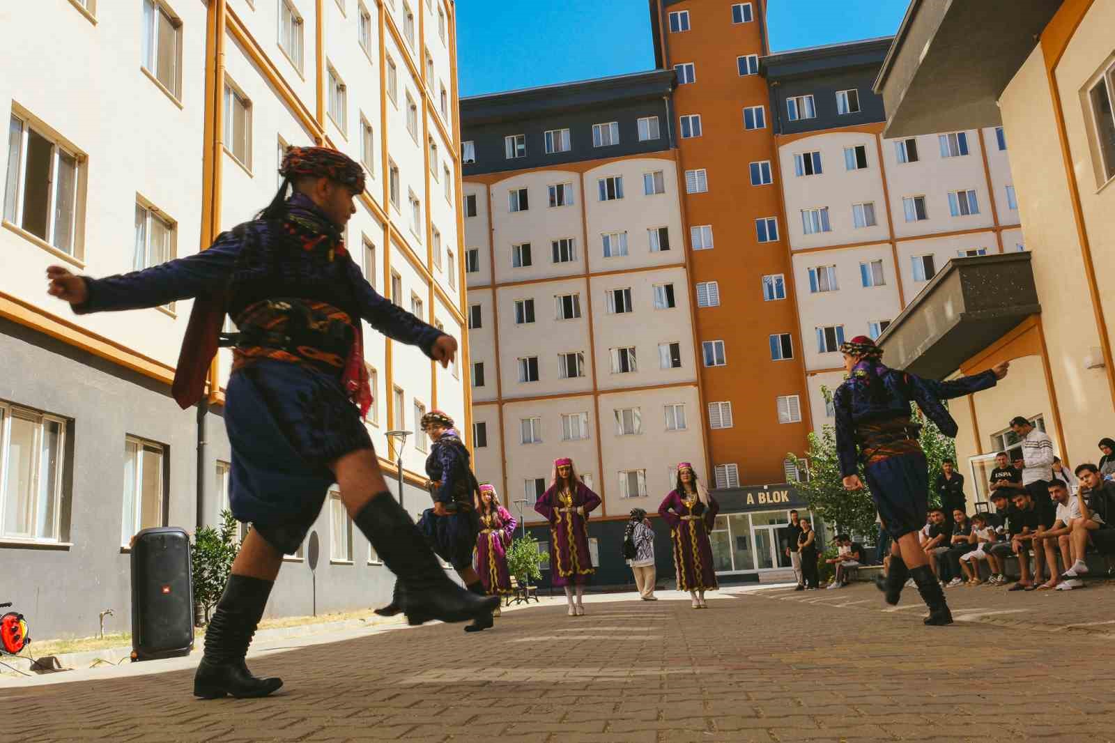 Aydinda Yurtlara Gelen Ogrenciler Halk Oyunlari Ile Karsilandi 00E4550491Af1028Ed27Efdba55C769F