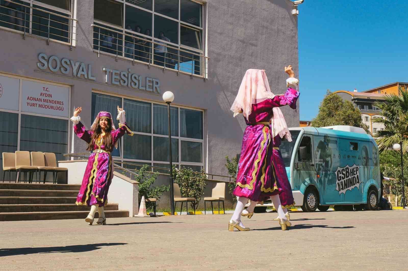 Aydinda Yurtlara Gelen Ogrenciler Halk Oyunlari Ile Karsilandi 1Ce7Def878E2Ed13C45647C2Fc0B049A