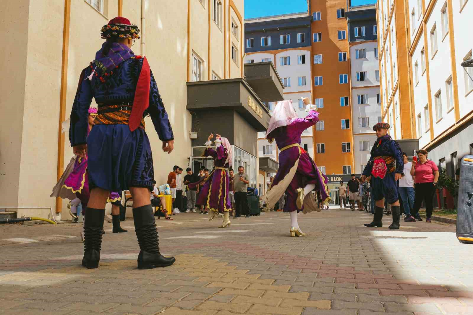 Aydinda Yurtlara Gelen Ogrenciler Halk Oyunlari Ile Karsilandi Ad468Ad3C19B1146978A4Ba9Ac4A2256