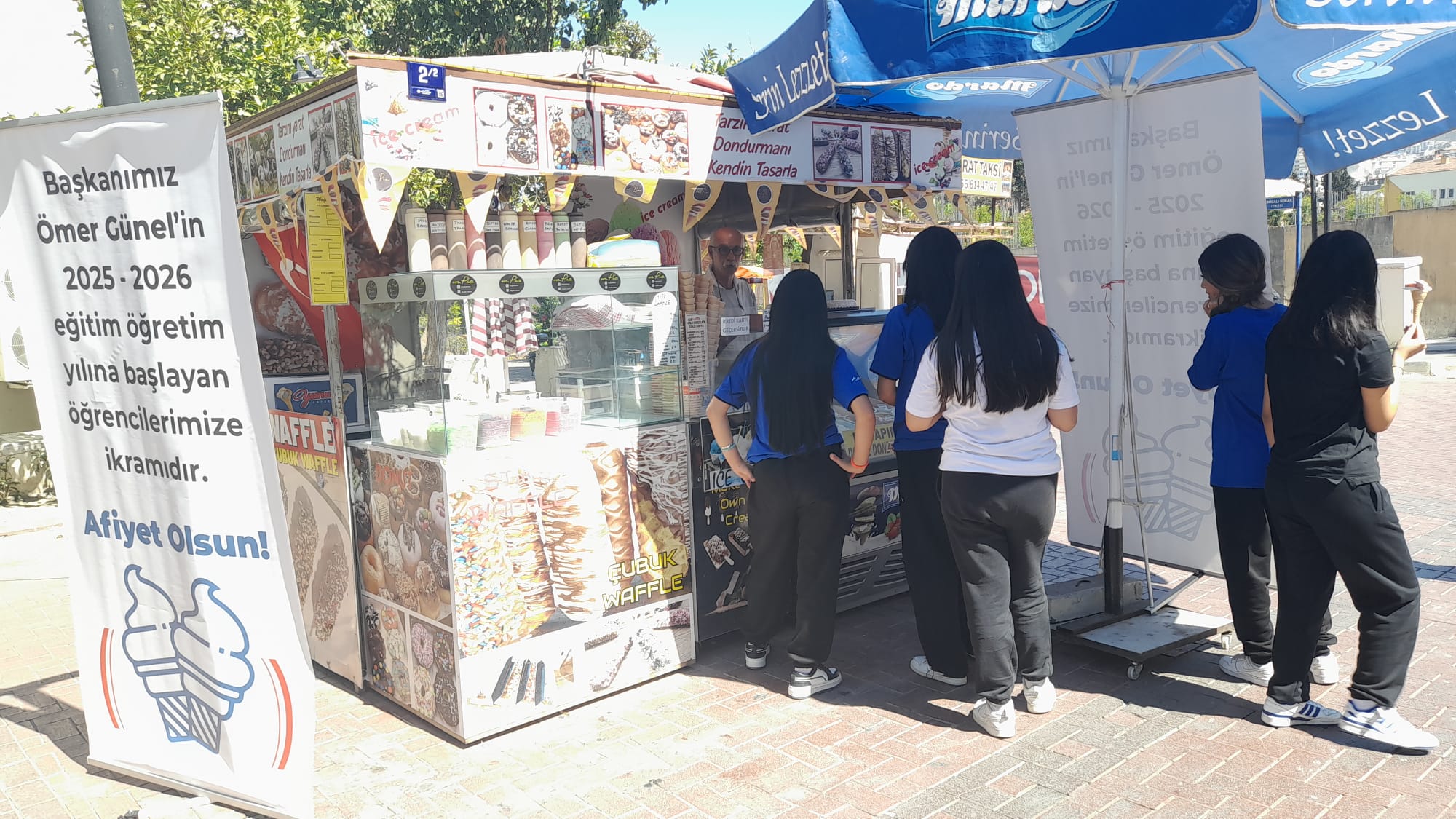 Baskan Gunelden Ogrencilere Dondurma Surprizi 598021 113Be38121Efcafd04610C96785A3500