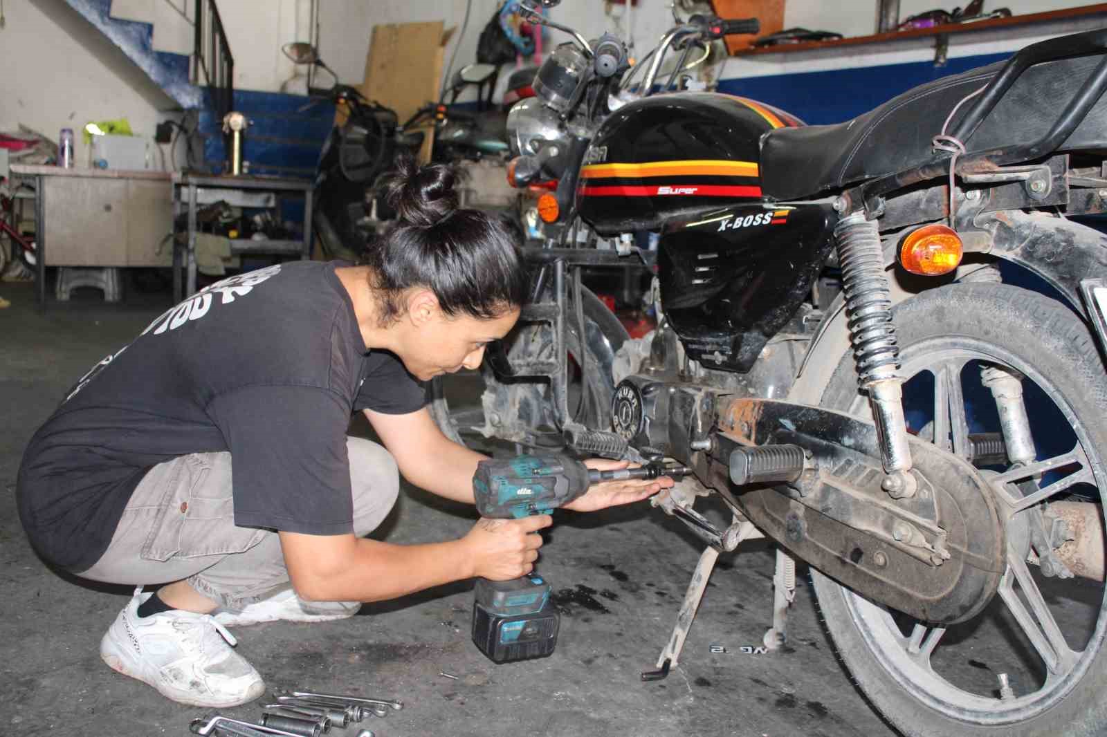 Cirak Bulamayan Esine Destek Icin Basladi Motor Ustasi Oldu 448Aa395Cf07Bbac01915Ed64068C8Bb