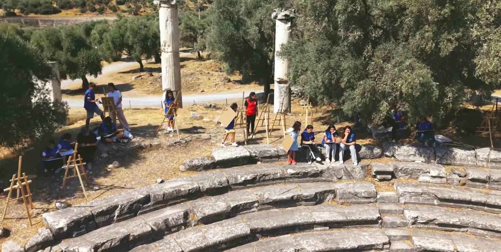 Gencler Tarihin Izlerini Tuvallerine Tasidi 4C999De3C89Be18681184C3953871Fdc