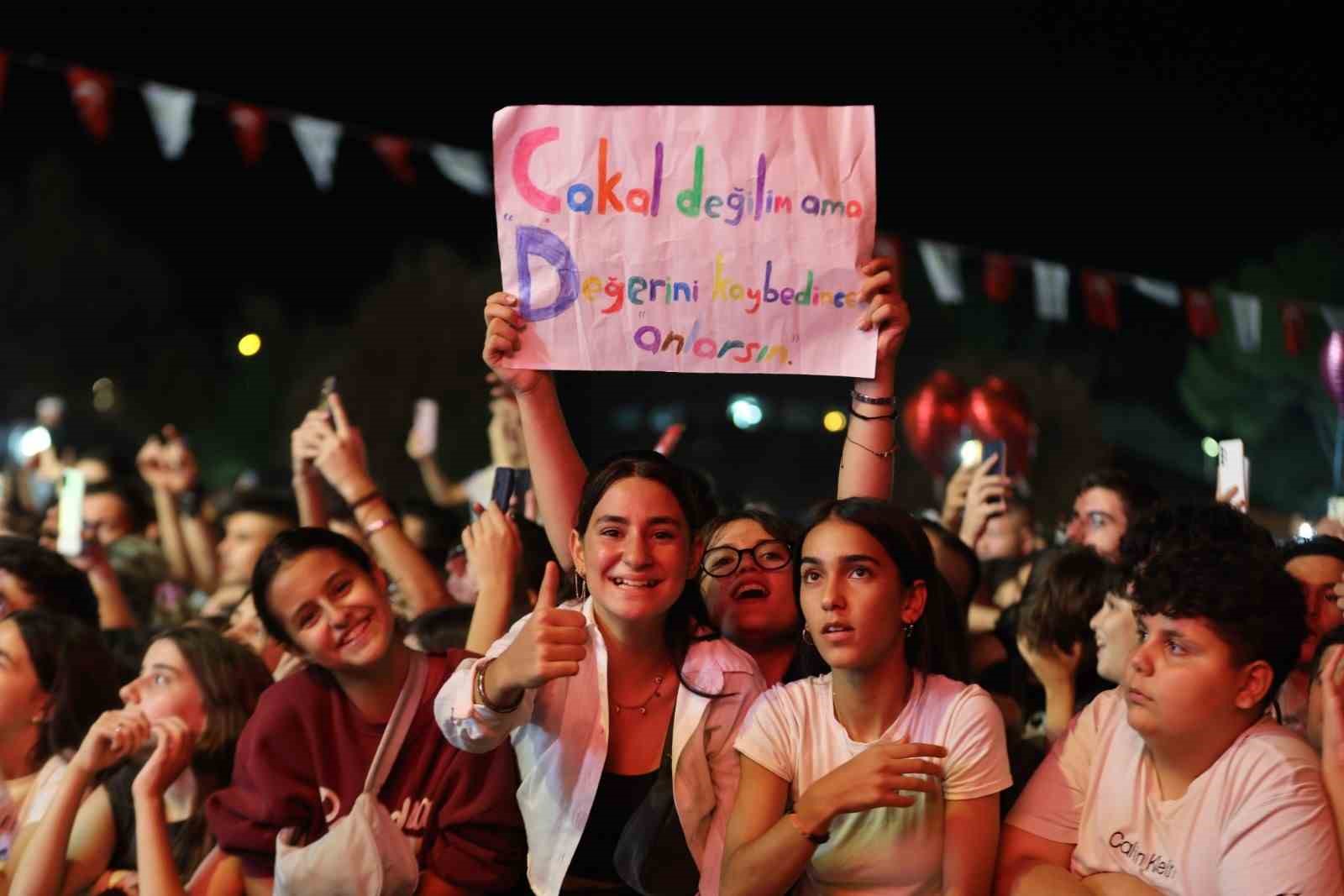 Germencikte Binlerce Genc Konserle Costu 4Dcb6F4F002774A6E2Fd07696C1B2D61