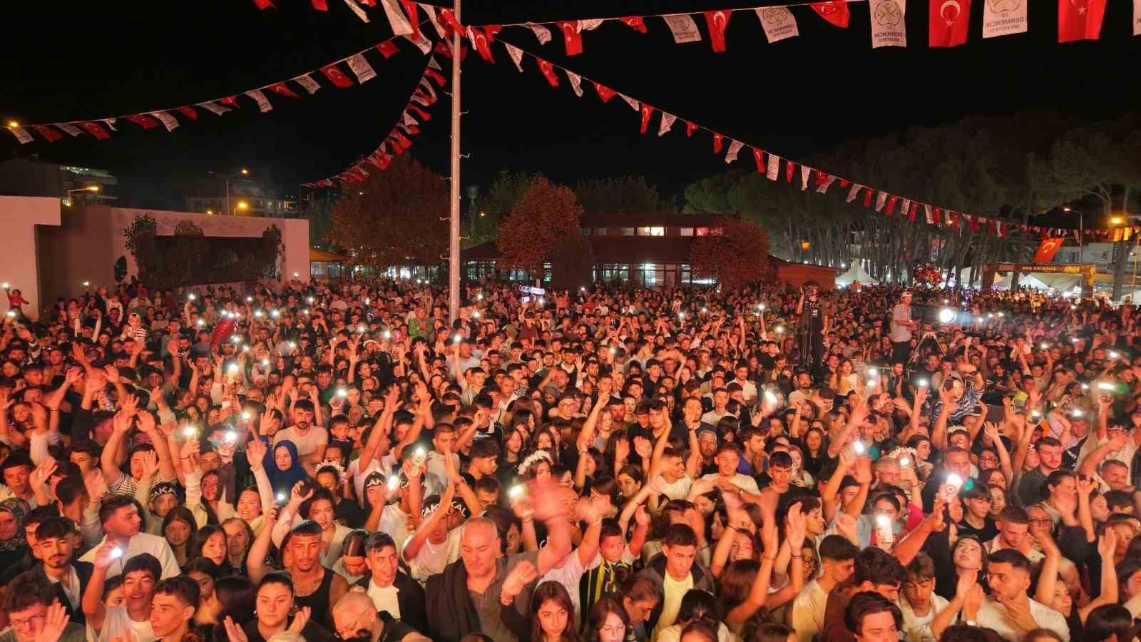 Germencikte Binlerce Genc Konserle Costu C9537Afcbaafc70E4185E131Fb541368