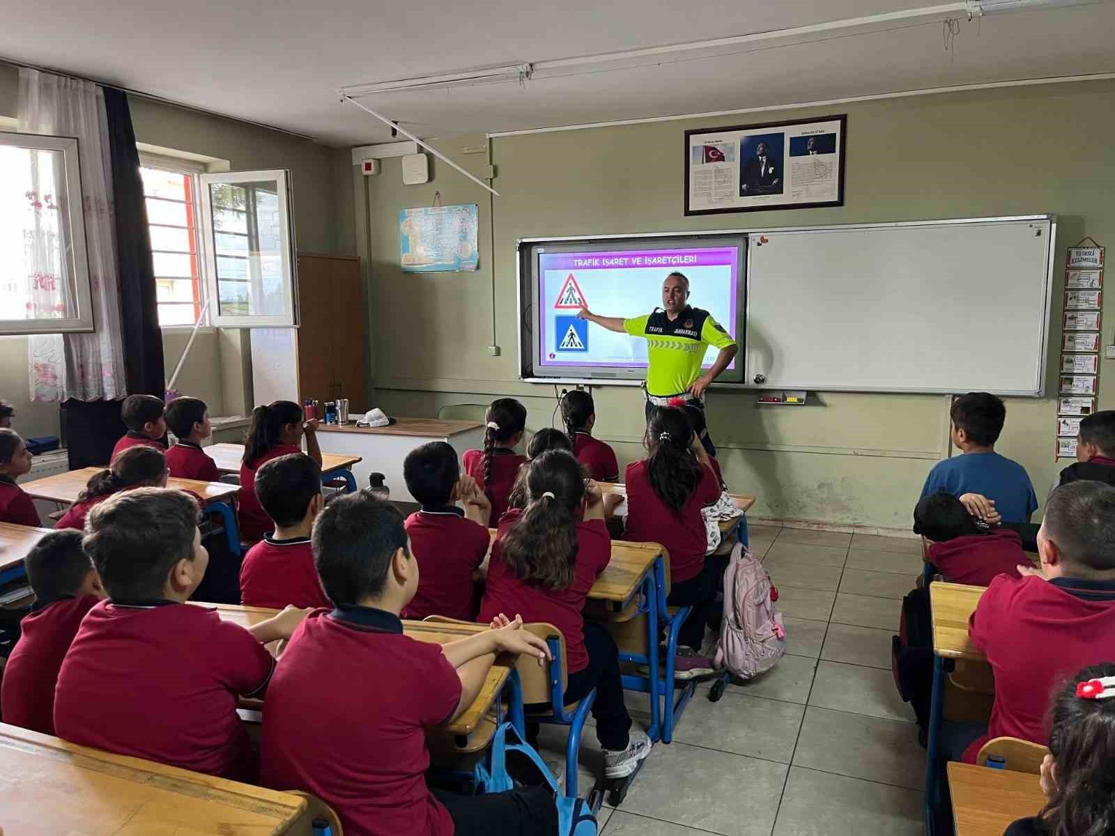 Ilkokul Ogrencilerine Trafik Egitimi Verildi F83D647Af3F0A3058A4C7B96482B0839