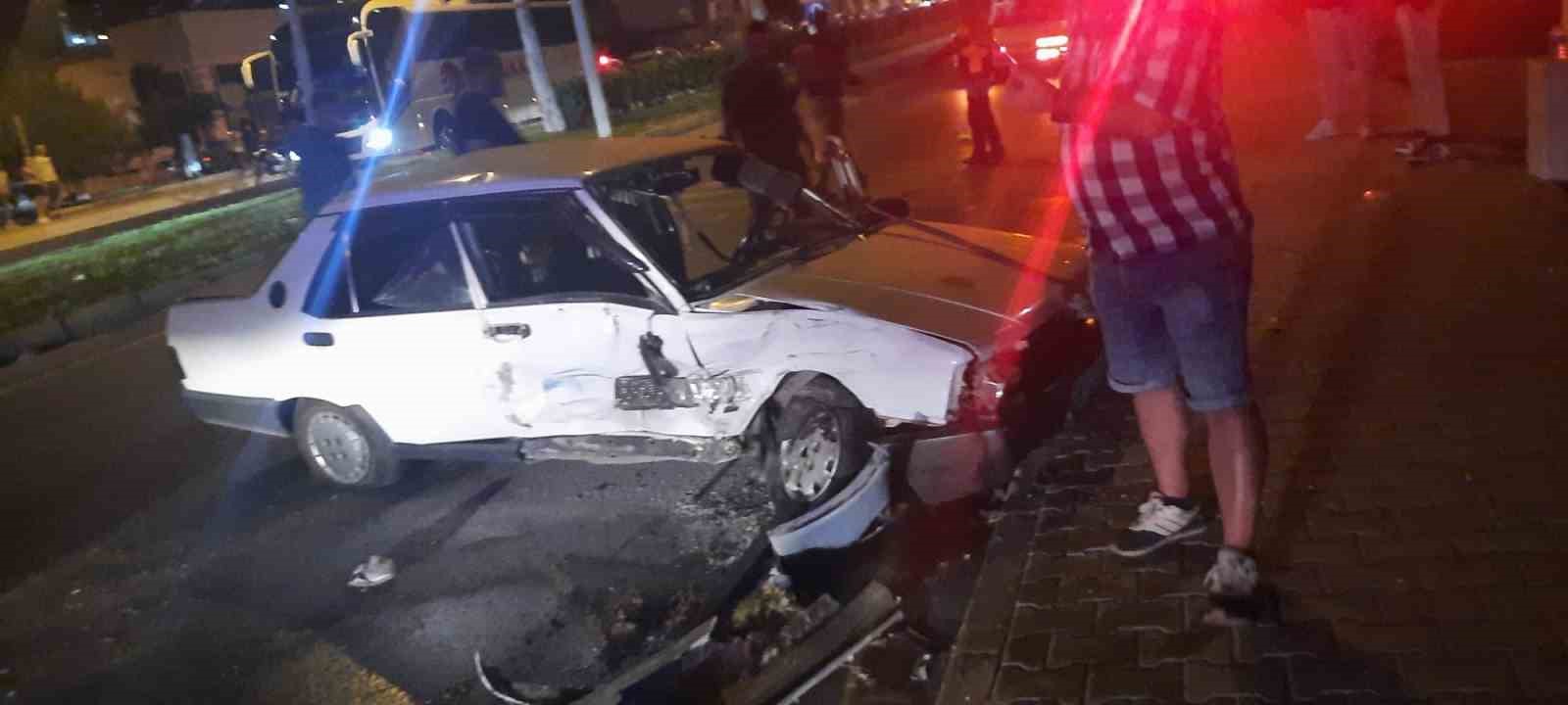 Kontrolden Cikan Otomobil Kamyonetlere Carpti 3 Yarali 999661D3599F205B43Fd81Caea7A2Dec