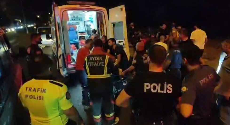 Kontrolden Cikan Otomobil Kamyonetlere Carpti 3 Yarali C28A4Ca4106D9E842D274Ac359A65303