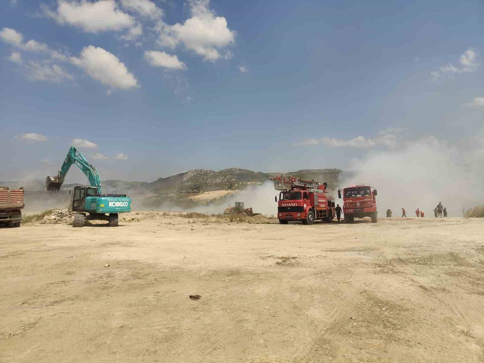 Kusadasinda Hafriyat Ve Moloz Dokum Alaninda Cikan Yangin Kontrol Altinda Alindi Ac84Fb579Bcee947F6Ebfc1Ea793D79B