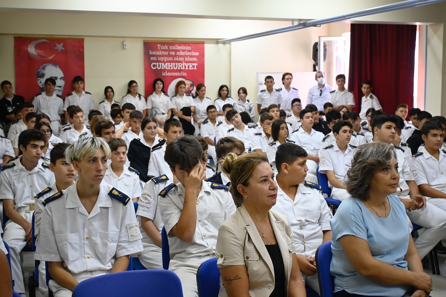 Kusadasinda Hayirsever Is Insanina Egitime Destek Plaketi 45518A424B94Aabfa135D813Ab624Ccc