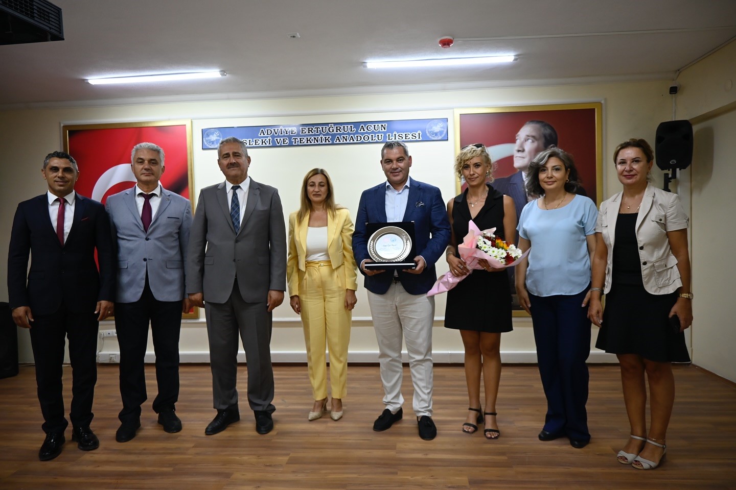 Kusadasinda Hayirsever Is Insanina Egitime Destek Plaketi 932Ef638E2D7Aa56123F13D30C2Fdd5C