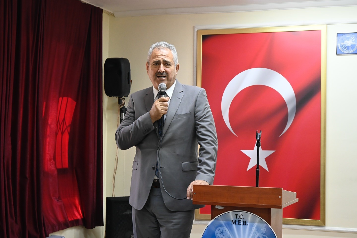 Kusadasinda Hayirsever Is Insanina Egitime Destek Plaketi Ab0Ee1E9E85F38280511A4Dd73Fc09E5