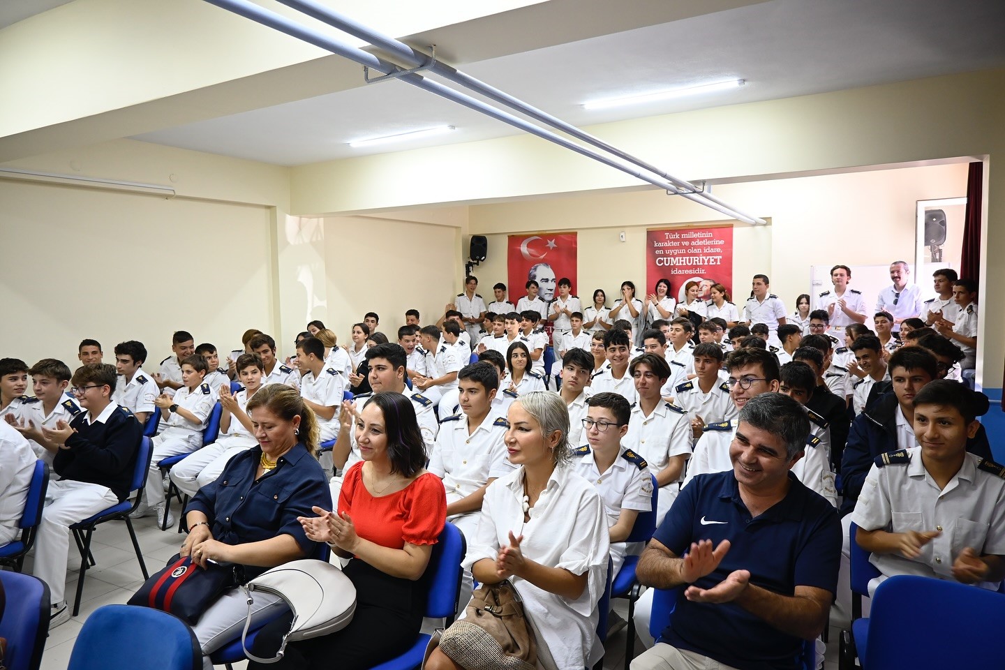 Kusadasinda Hayirsever Is Insanina Egitime Destek Plaketi F31A414E57Ff179Fe99F5D2Bb879Fed9