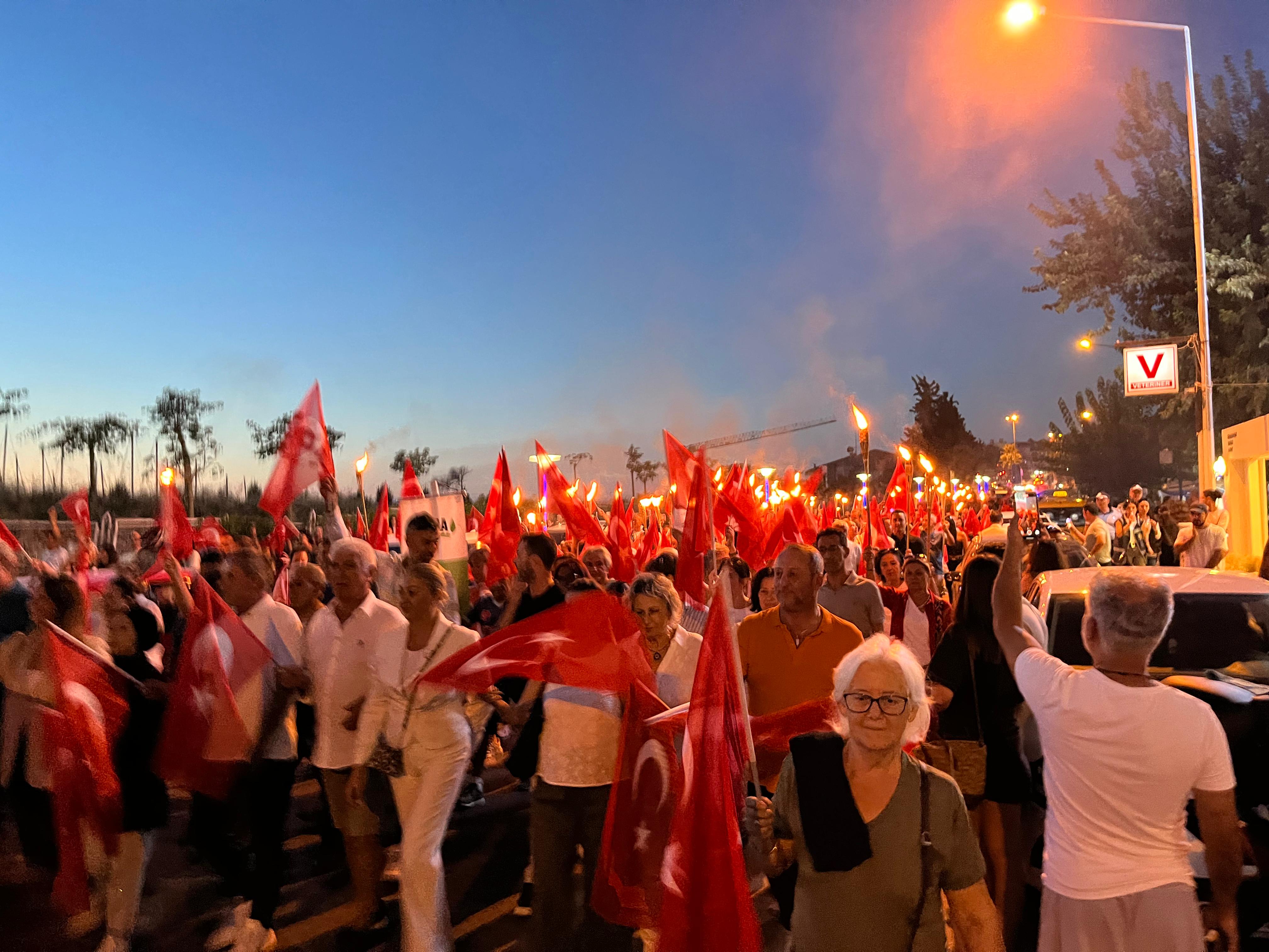 Kusadasindakurtulus Coskusu Geceyi Aydinlatti 597631 27098Fea7D9832Fea462A478Fe8C9Ffa