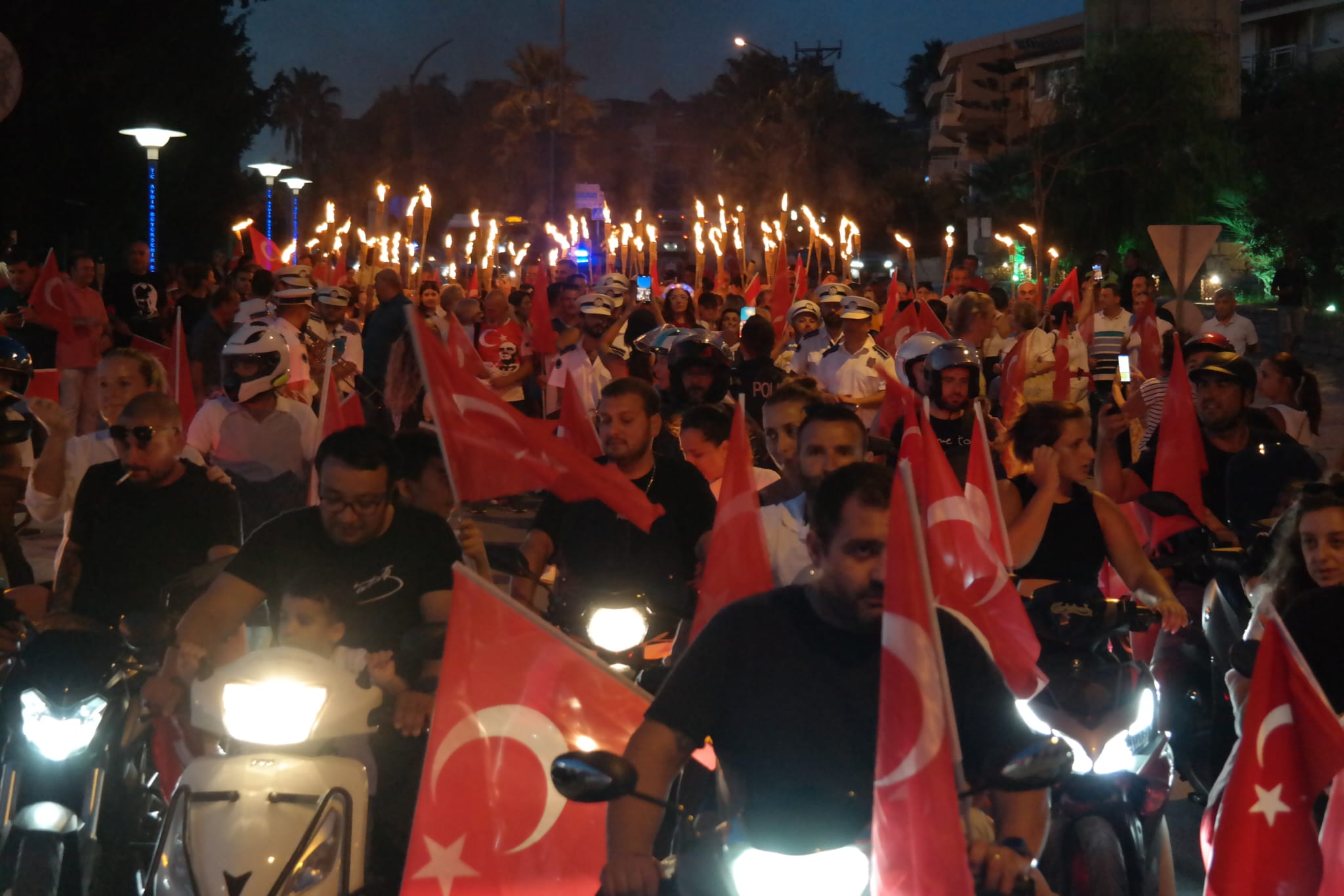 Kusadasindakurtulus Coskusu Geceyi Aydinlatti 597631 36110F523271Adc3C79Cbeec74Ea0Db6