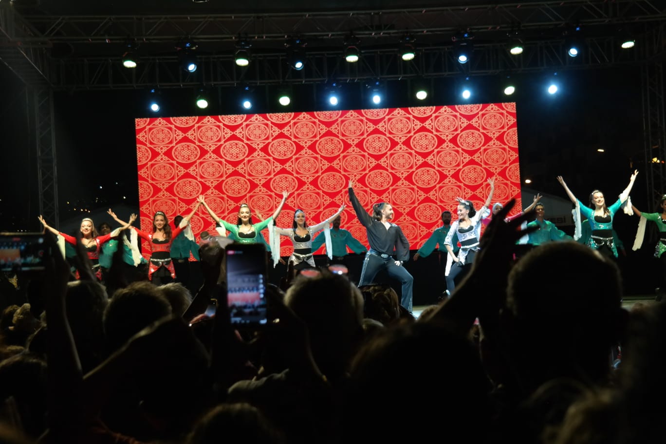 Kusadasindakurtulus Coskusu Geceyi Aydinlatti 597631 Bbb88943B50Ed6041Ec17A3E01E9Dfb3