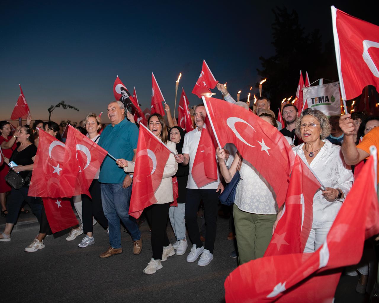 Kusadasindakurtulus Coskusu Geceyi Aydinlatti 597631 Ec1A7A2526E75F68327B1Bfa7A8F6026