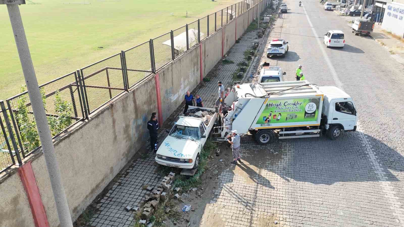 Nazillide Atil Araclar Toplatiliyor 78A01F506B42A671Bb8E8Fbc4536Ba6D