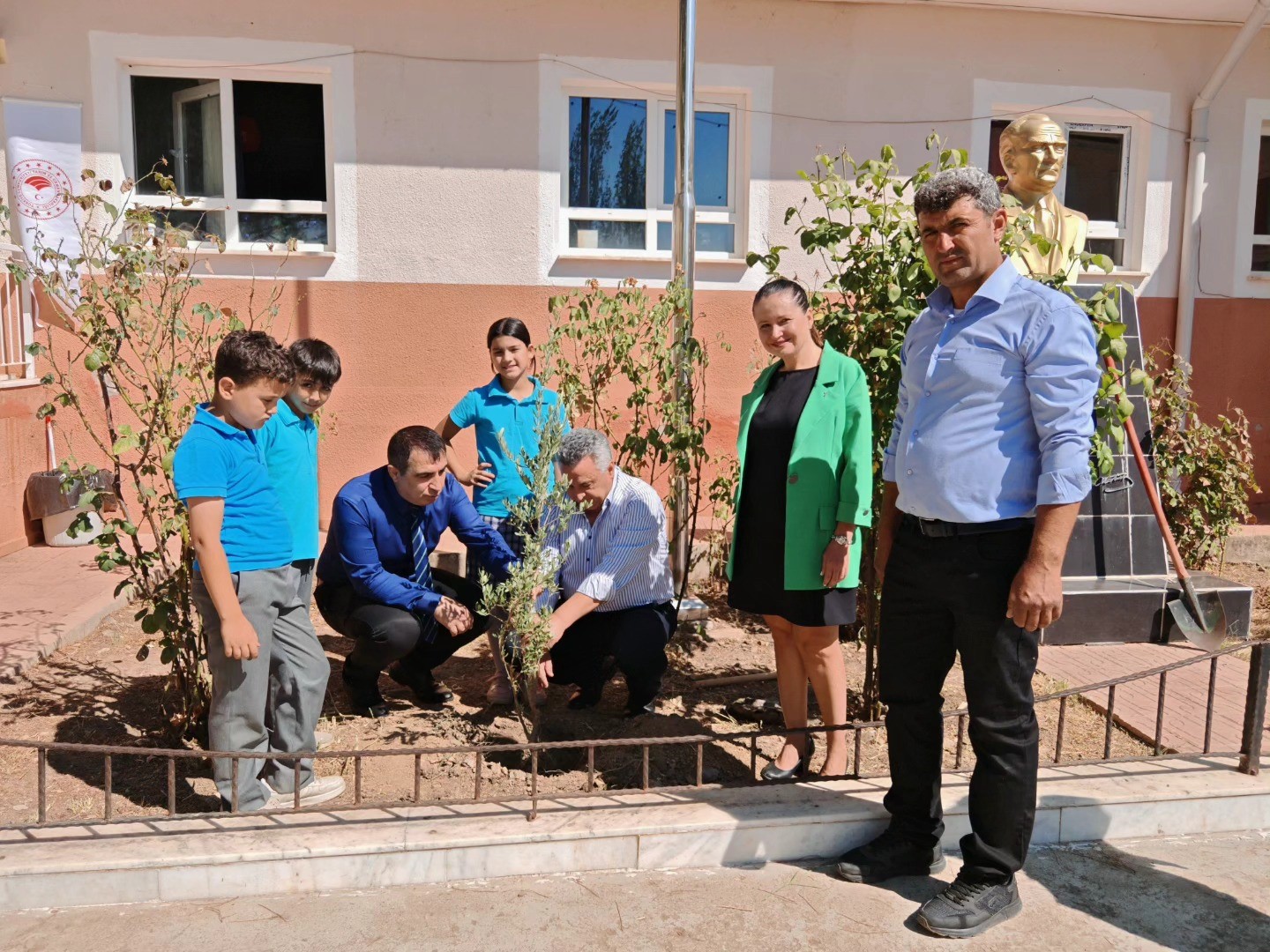 Nazillide Ogrenciler Zeytin Fidanlarini Toprakla Bulusturdu A8Bdabbac4D1C09727A4F0E17De18977