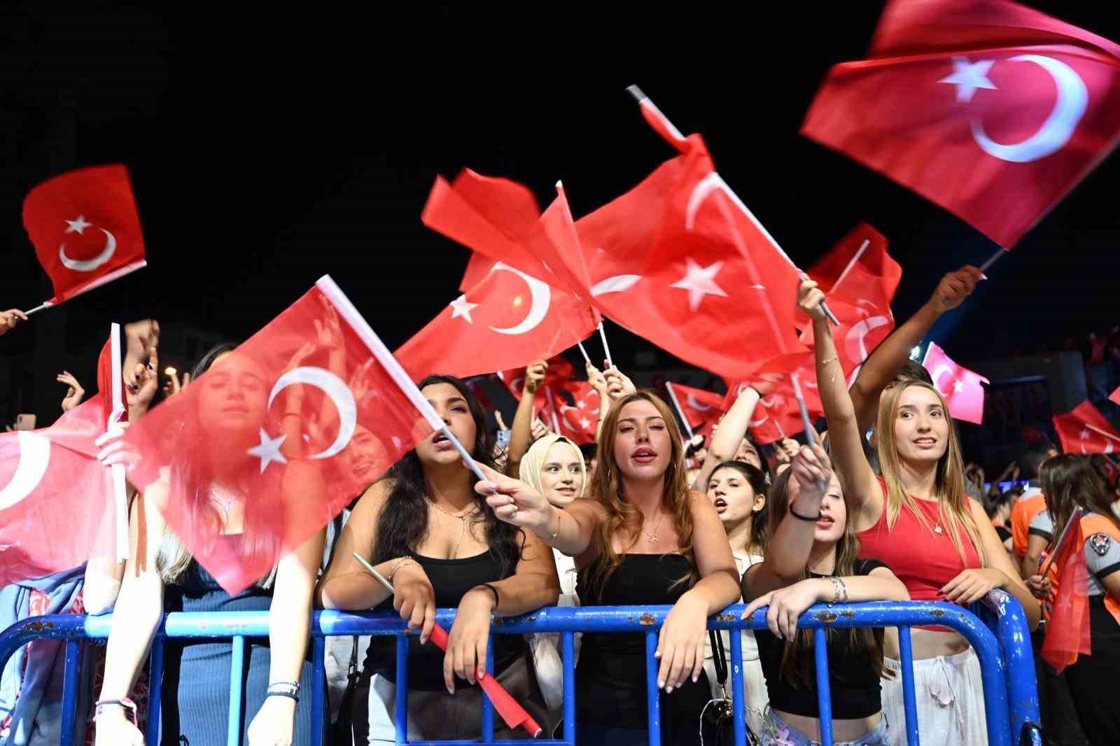 Sokede Kurtulus Gunu Coskusu Buray Konseriyle Taclandi 1D4F6223Fb25225B0C46C1A7B8A4E0F2