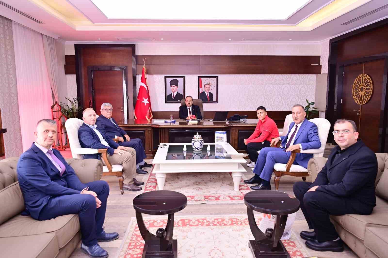 Vali Canbolat Dunya Sampiyonunu Agirladi A538Ac81A62387Ac4Dacee8Cb3F0Faef