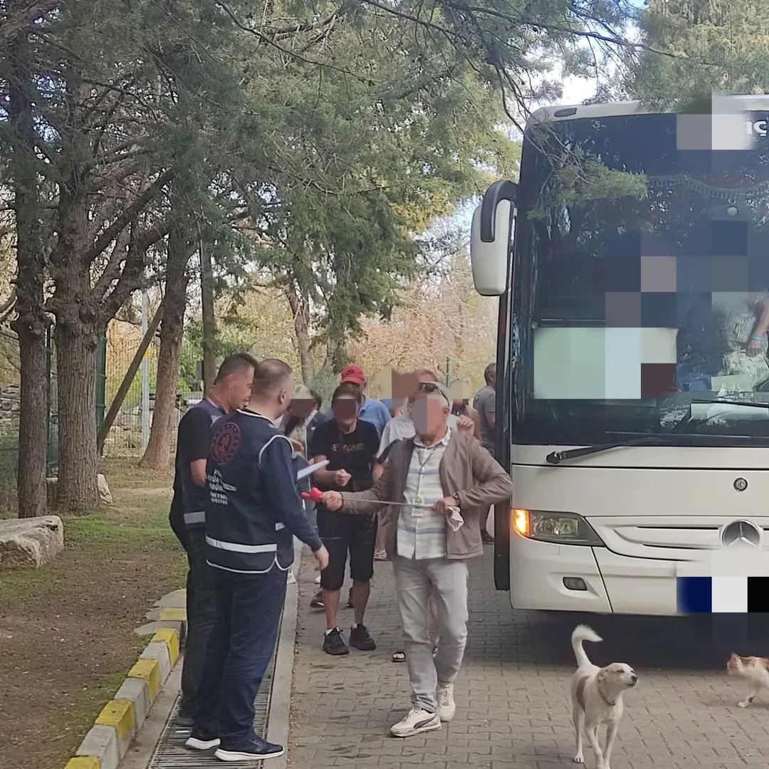 Afrodisiasta Rehbersiz Tura Gecit Yok 607850 A93Cd82Cdc636D40Ed0E78B2259426Ee