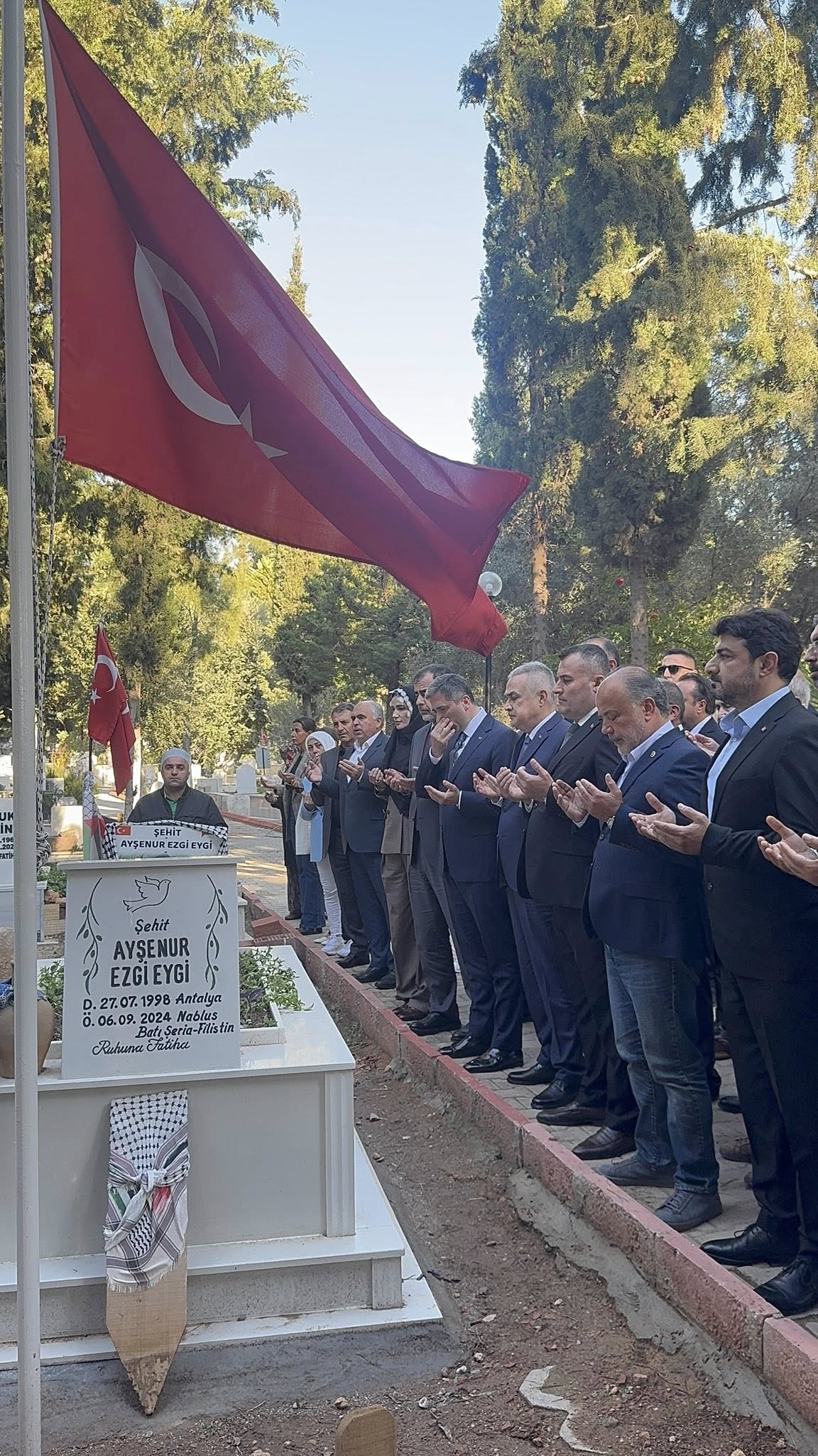 Ak Parti Genel Baskan Yardimcisi Sirakaya Filistin Sehidinin Mezarini Ziyaret Etti 605887 Bbcd8D7Fee121B1D6Cc2F97E478Af8B4