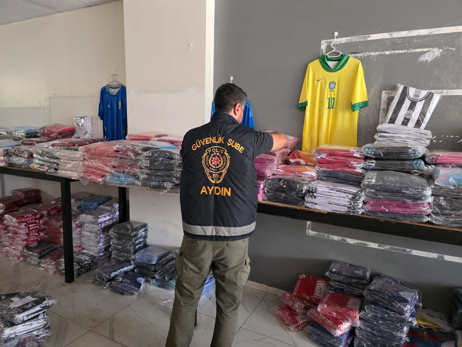 Aydin Polisinden Gecit Yok 6 Bin 908 Urune El Konuldu 603611 C1E94121490A1Ec408Def2E793590A42