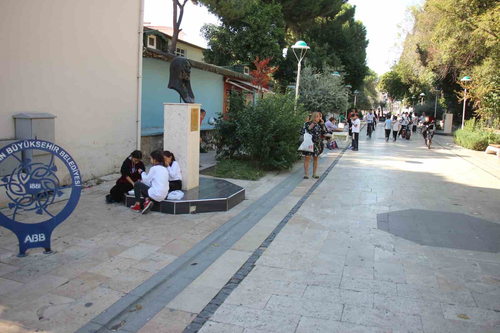 Aydinda Ilginc Manzara Okul Yemekhanesine Alinmayan Ogrenciler Ogle Yemegini Sokakta Yemek Zorunda Kaliyor 01Aba7Dfa28B522F525272Dc5784D6A7